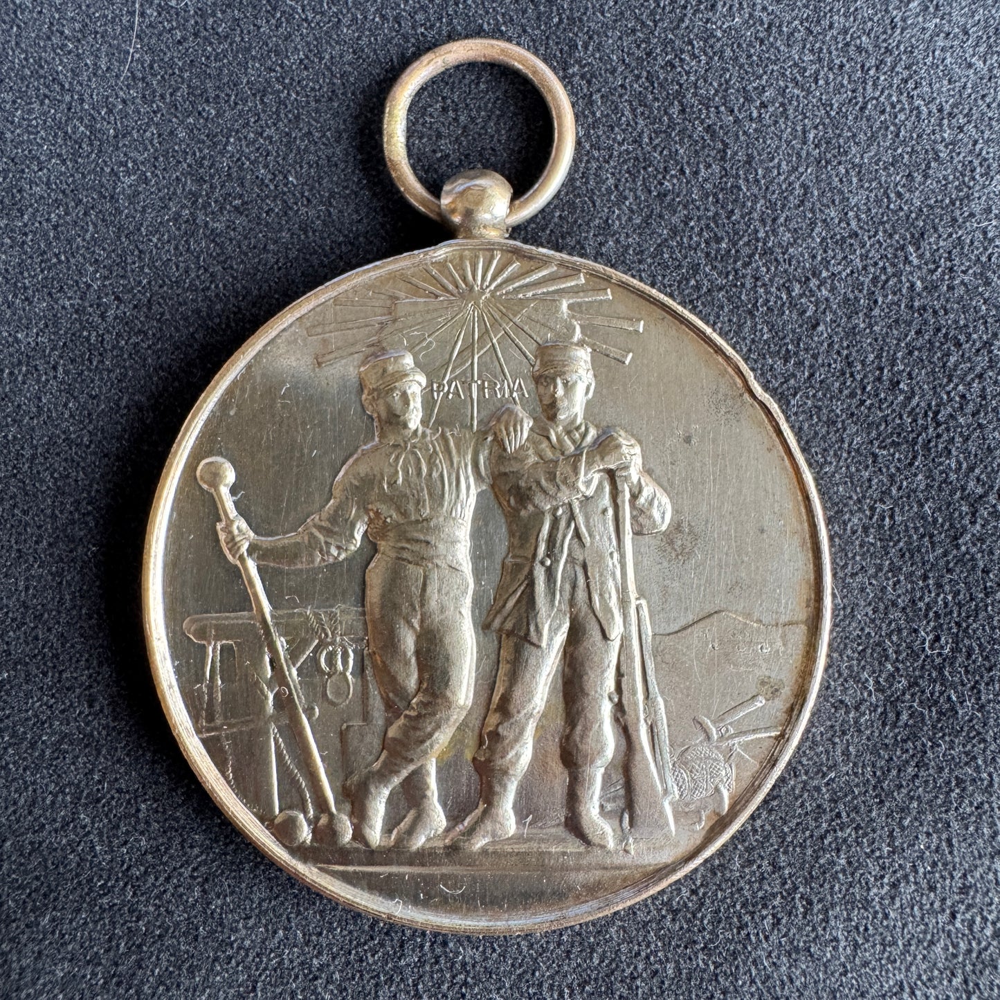 Médaille ancienne en bronze argenté - « PATRIA - soldats »