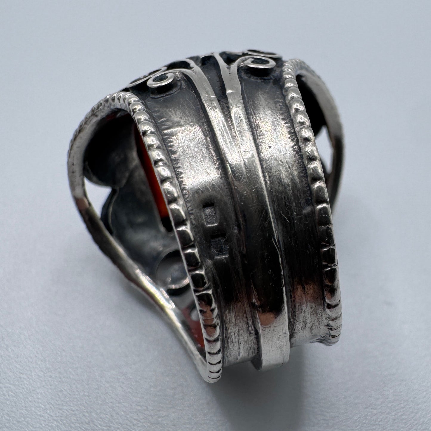 Grosse bague ancienne en argent massif et cornaline