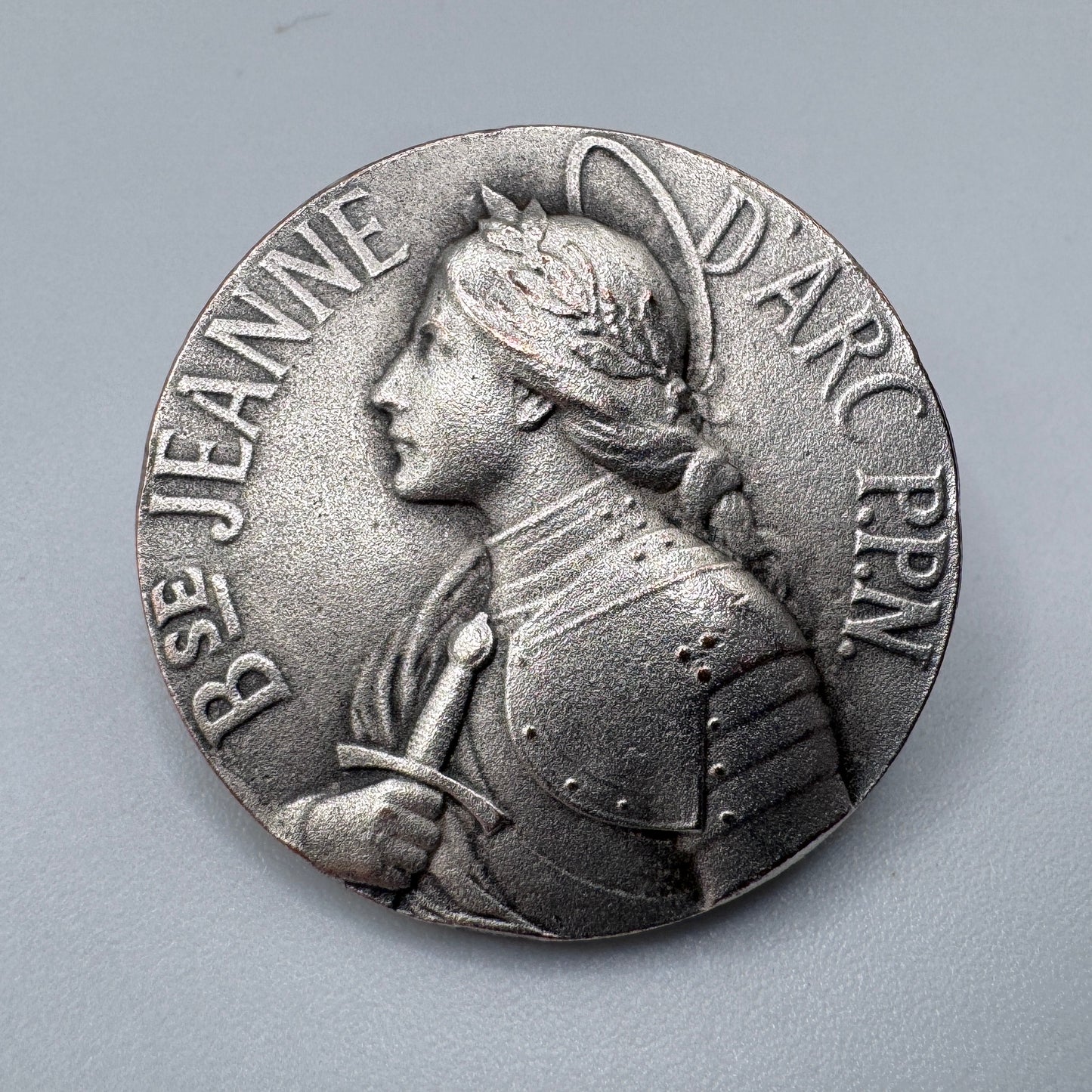Broche Ancienne « Jeanne d’arc » - Métal Argenté