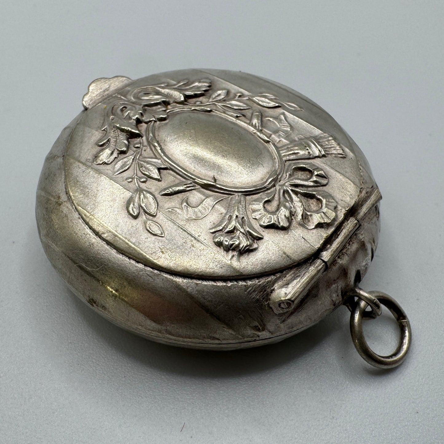 Petite boîte ancienne poudrier style Louis XVI