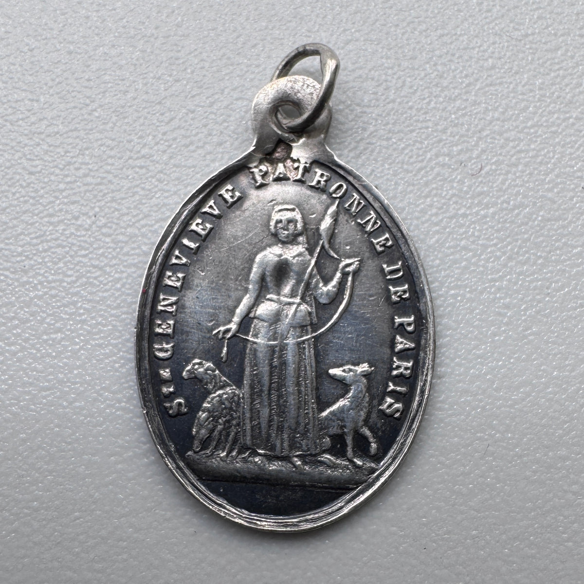 Petite Medaille religieuse ancienne « Sainte Geneviève - Patronne de Paris » - argent