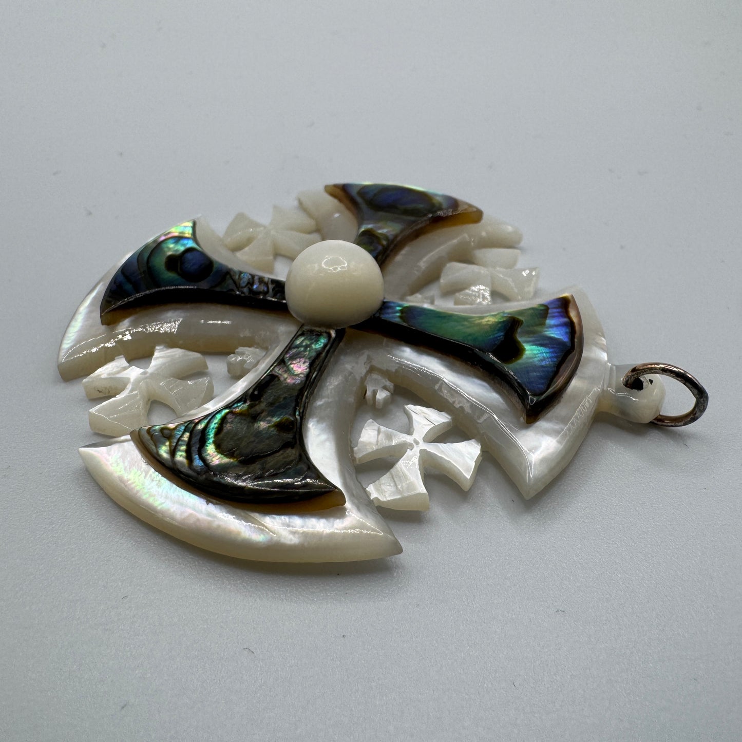 Pendentif vintage « croix de Jérusalem » - nacre sculptée