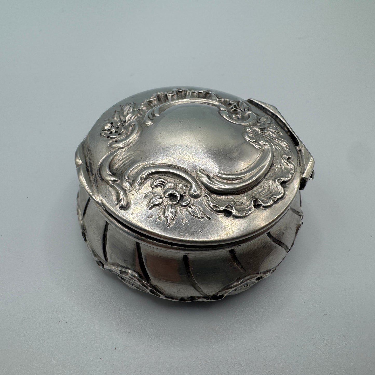 boîte pilulier ancien en argent massif