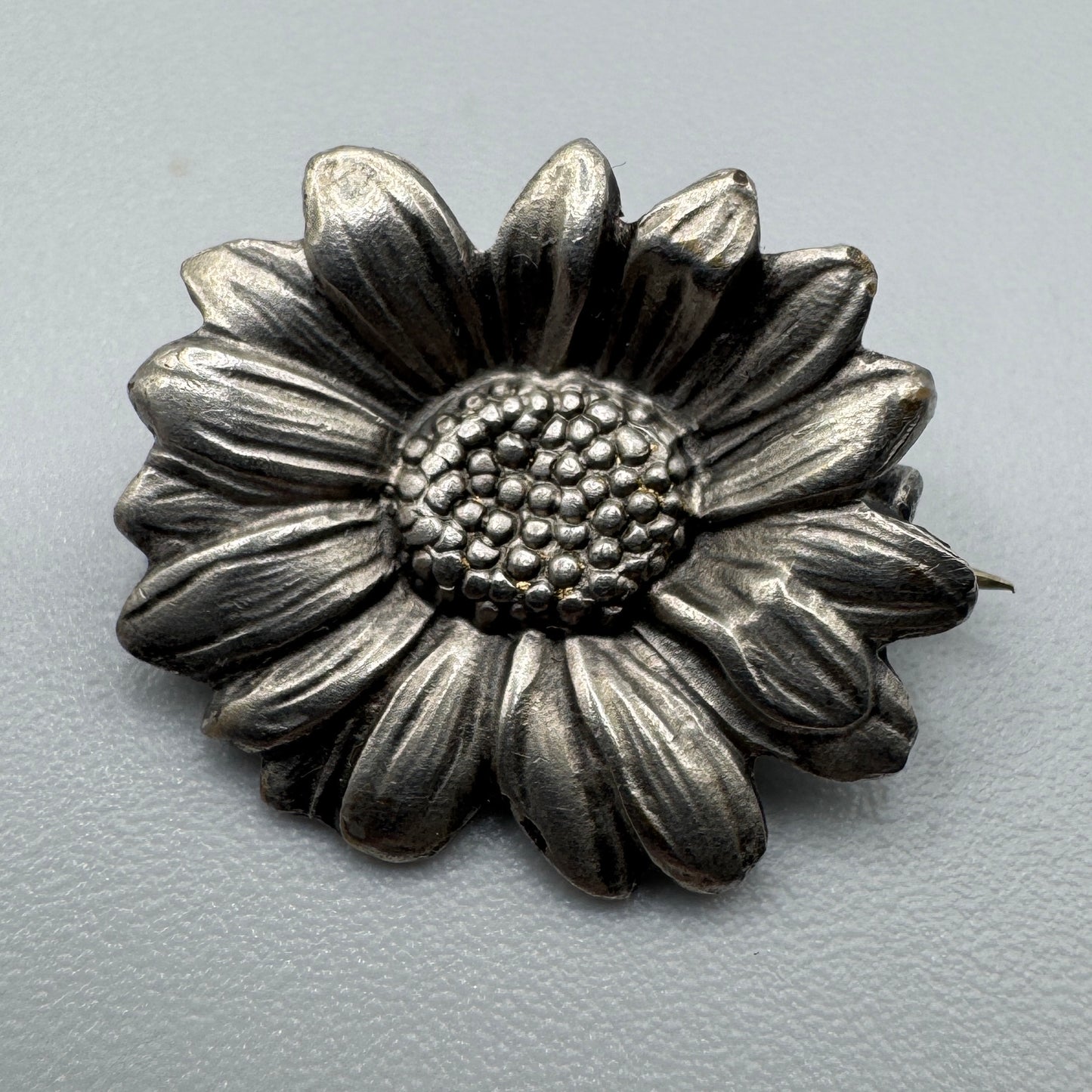 Petite Broche Ancienne Mellerio « Marguerite » - Métal Argenté
