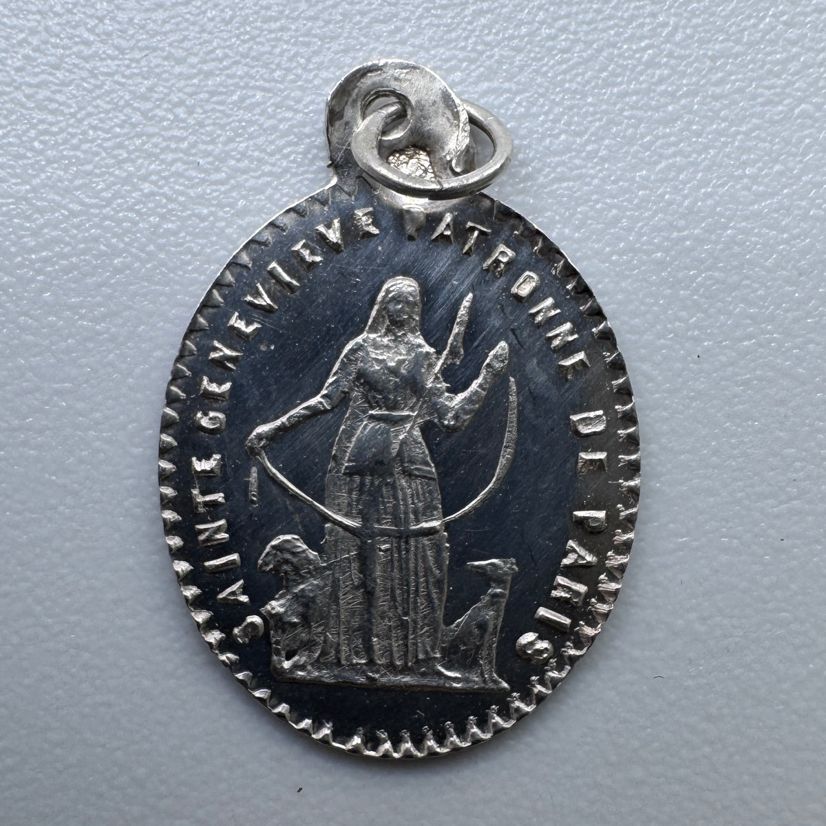 Petite Medaille religieuse ancienne « Sainte Genevieve - Patronne de Paris » - argent