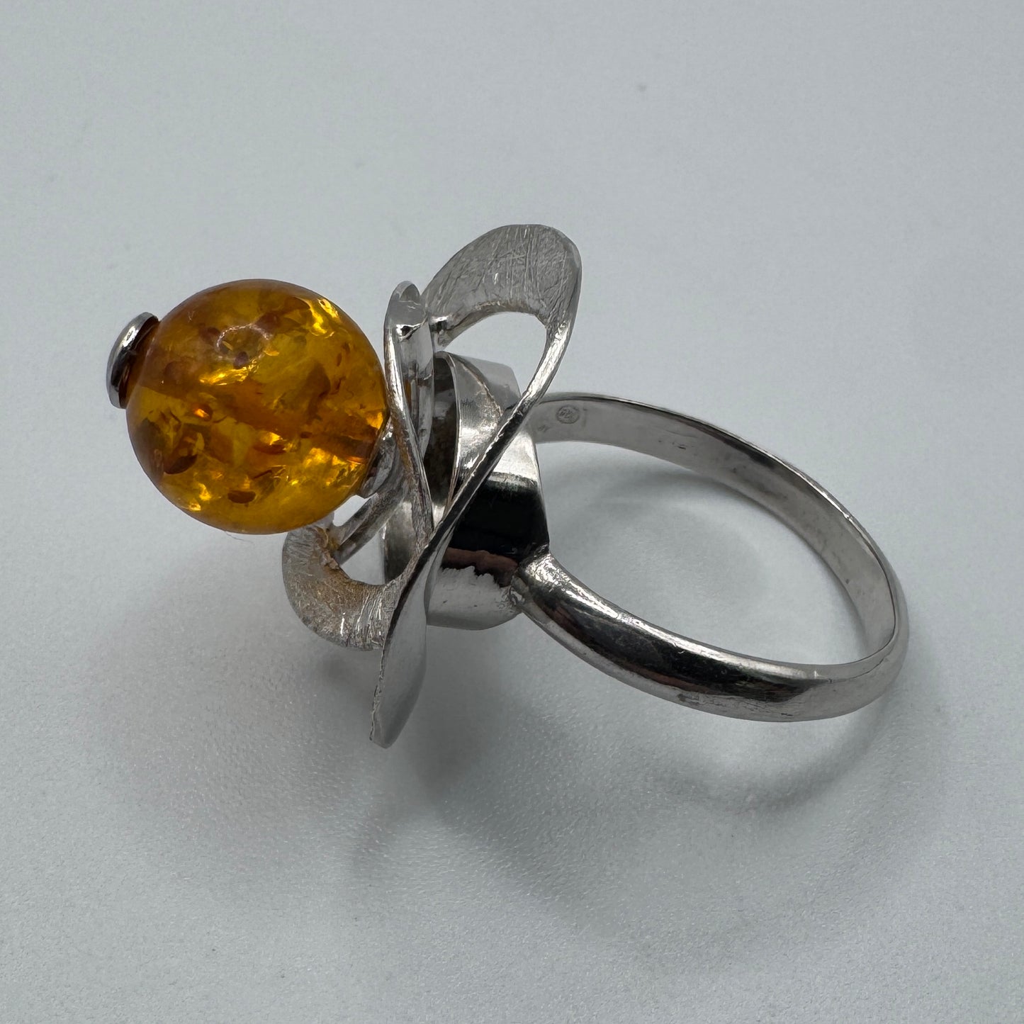 Grosse bague en argent et ambre