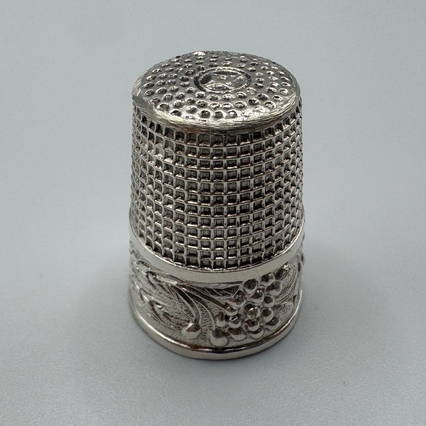 Dé à coudre Ancien en argent - Décor de vignes