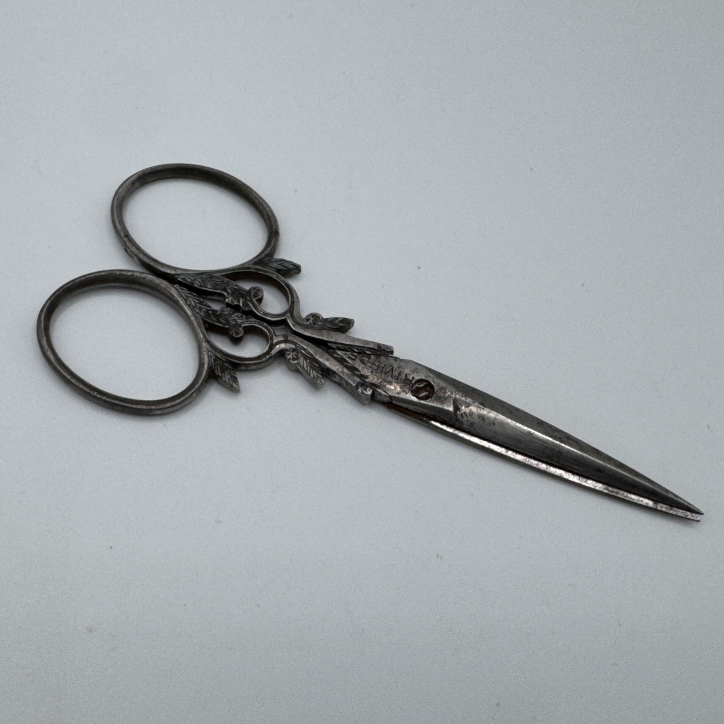 Ciseaux de couture Ancien ciselé - signés Rivière