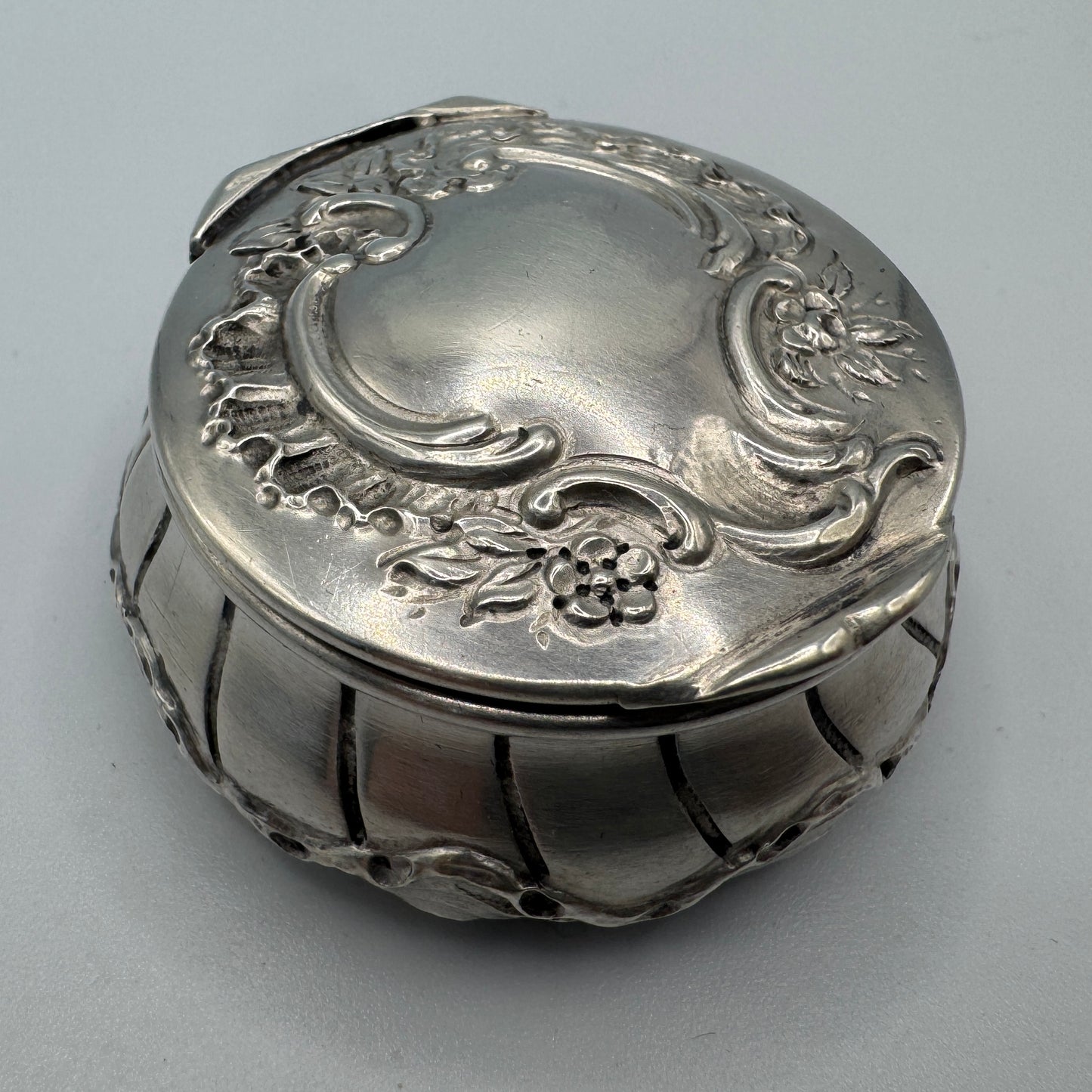 boîte pilulier ancien en argent massif