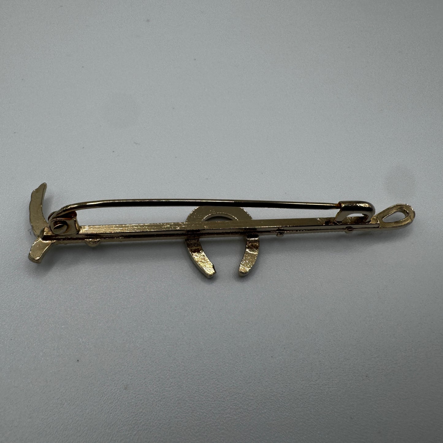 Broche vintage « cravache et fer à cheval » - métal doré