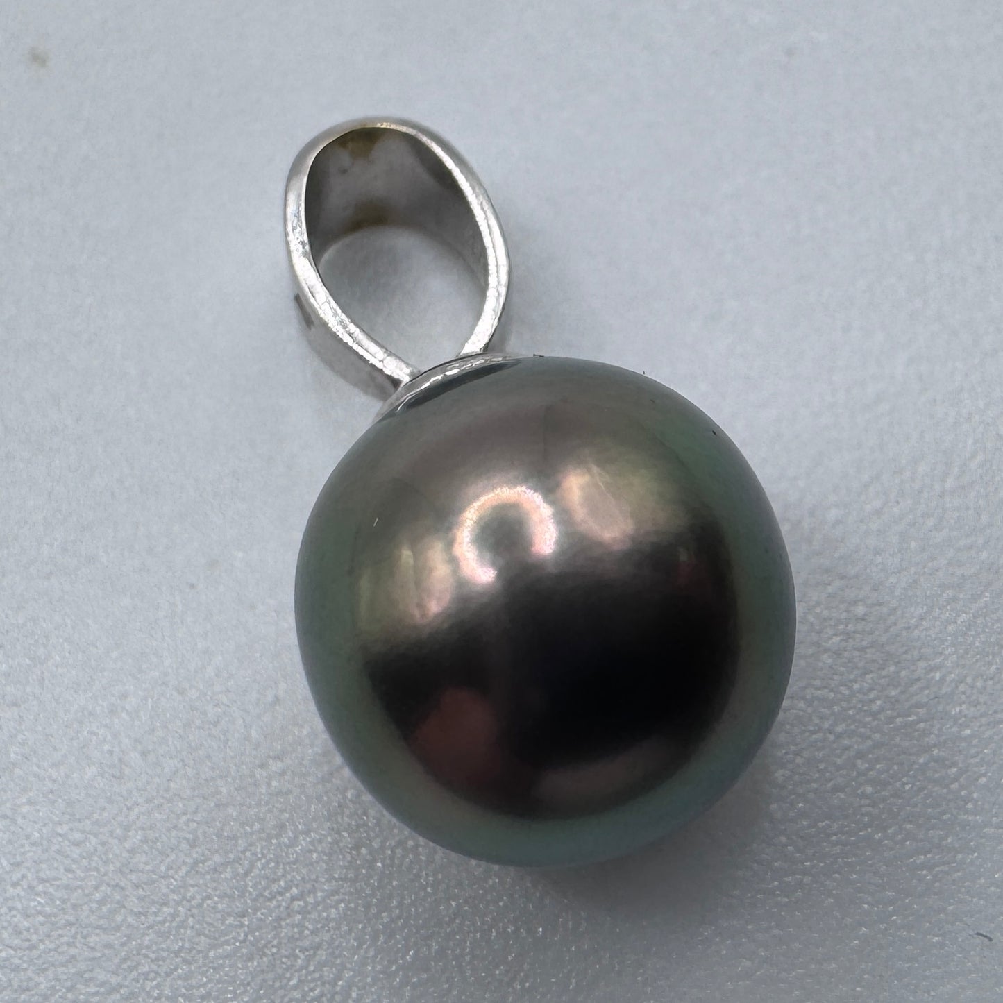 Jolie perle de culture montée en pendentif - or 9 carats