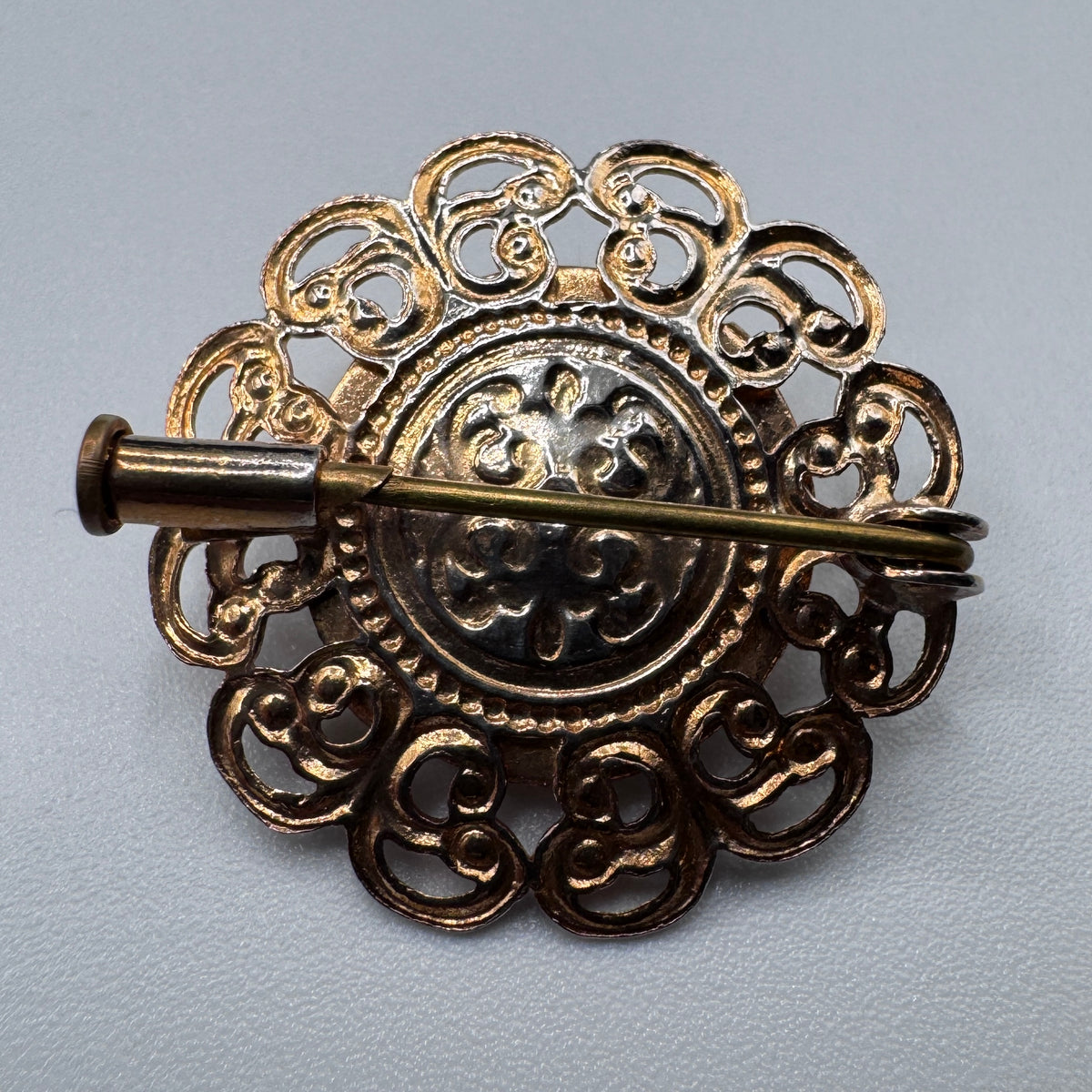 Broche ancienne en metal doré et nacre