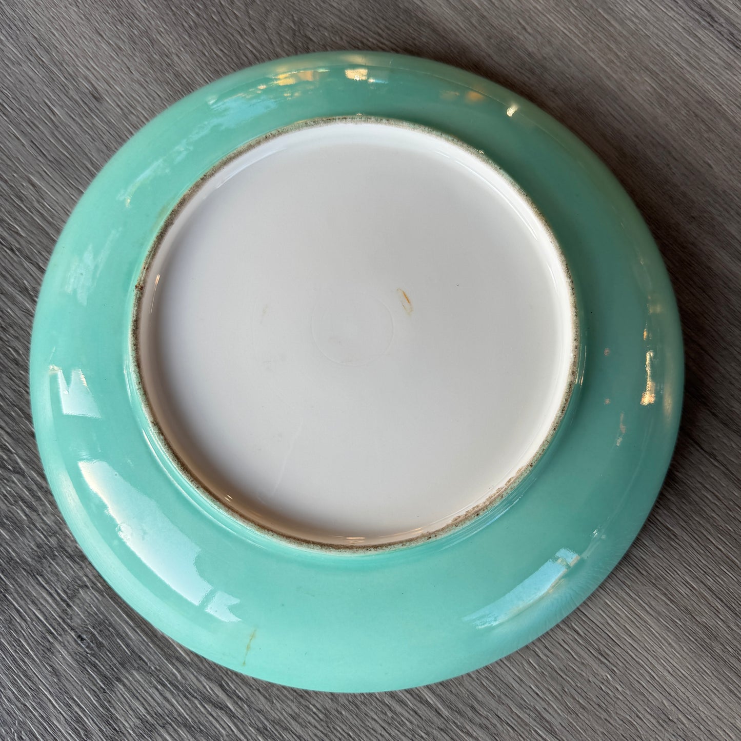Assiette en porcelaine XIXe peinte à la main - signée u.b 1877