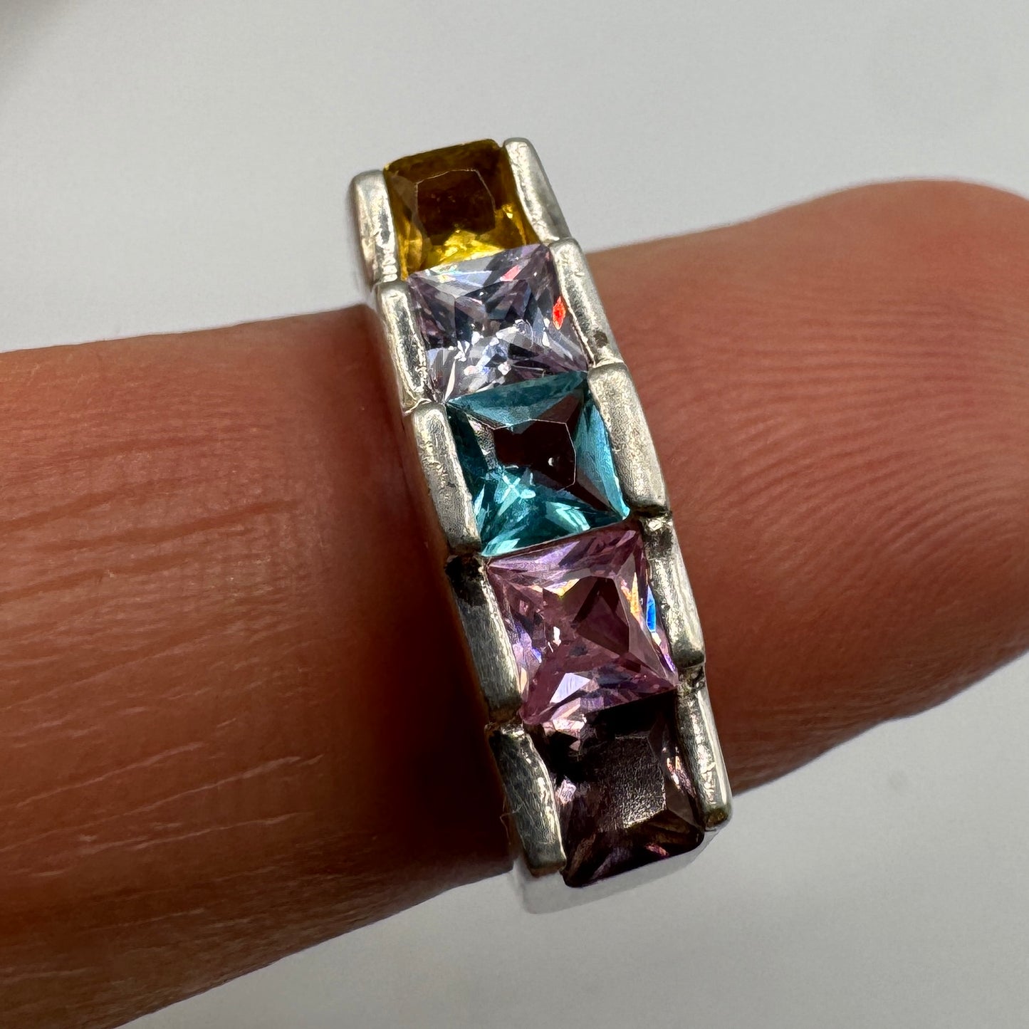 Bague en argent et verroterie multicolore