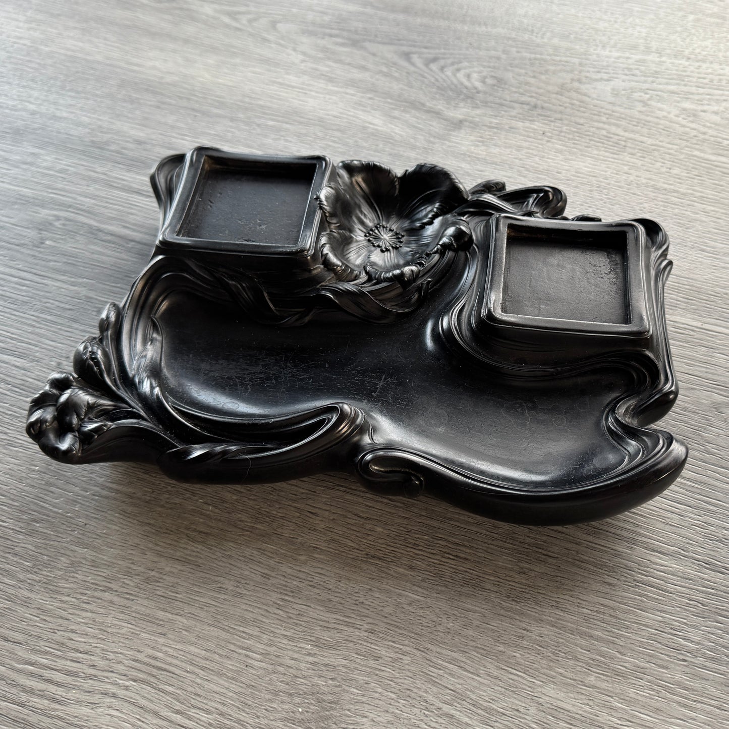 Sculpture en gutta-percha - base d’encrier Art Nouveau