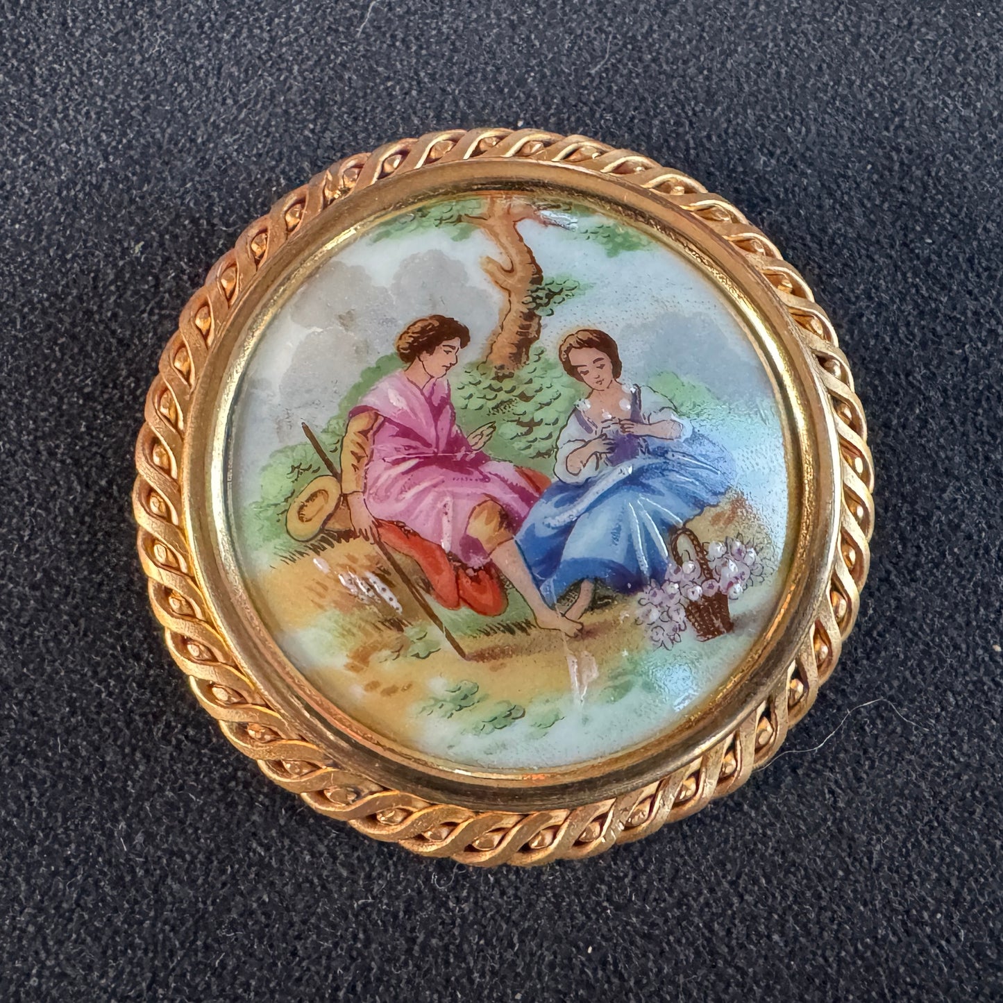 Broche ancienne porcelaine de Limoges - Scène romantique
