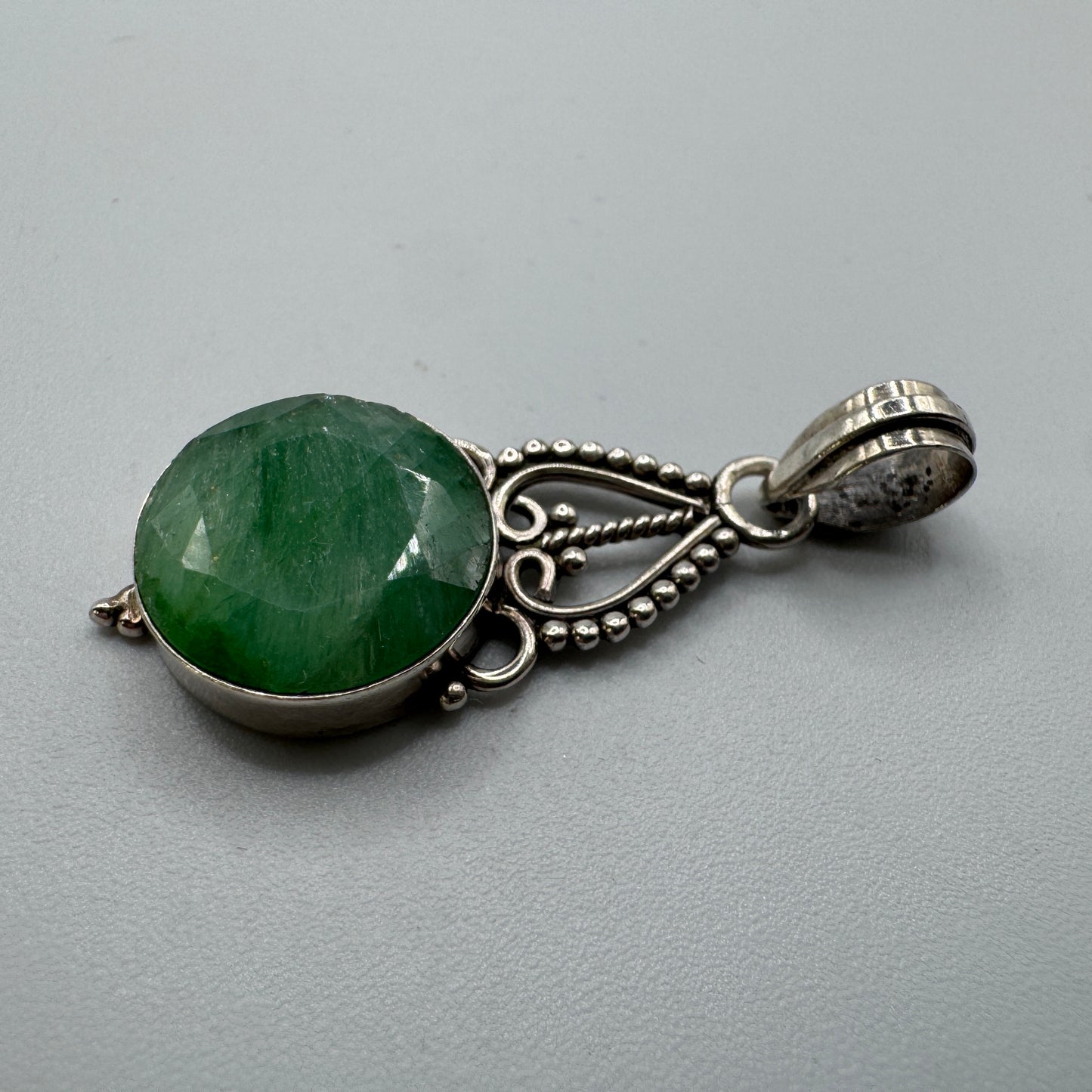 Pendentif en argent et pierre verte