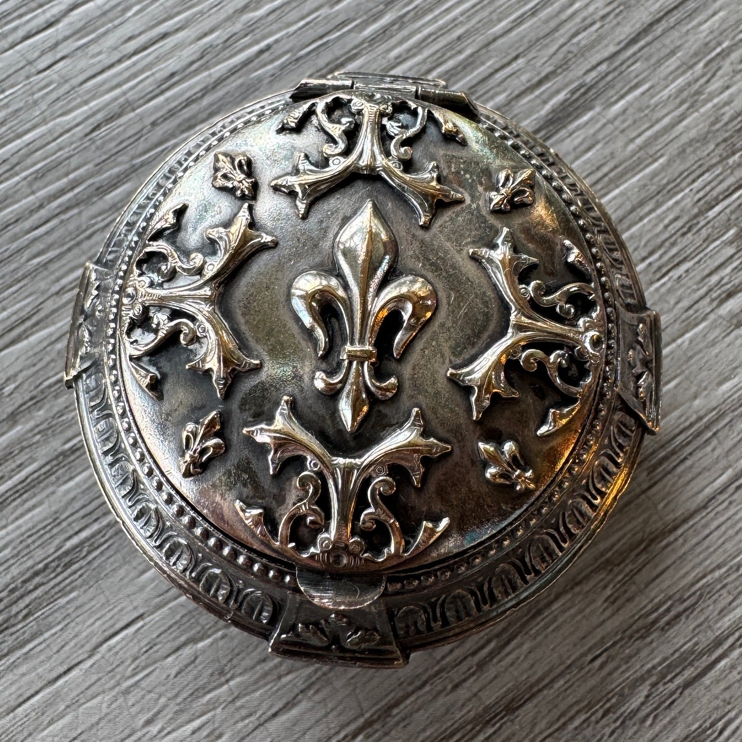 boîte Ancienne pilulier « fleur de Lys » - métal argenté