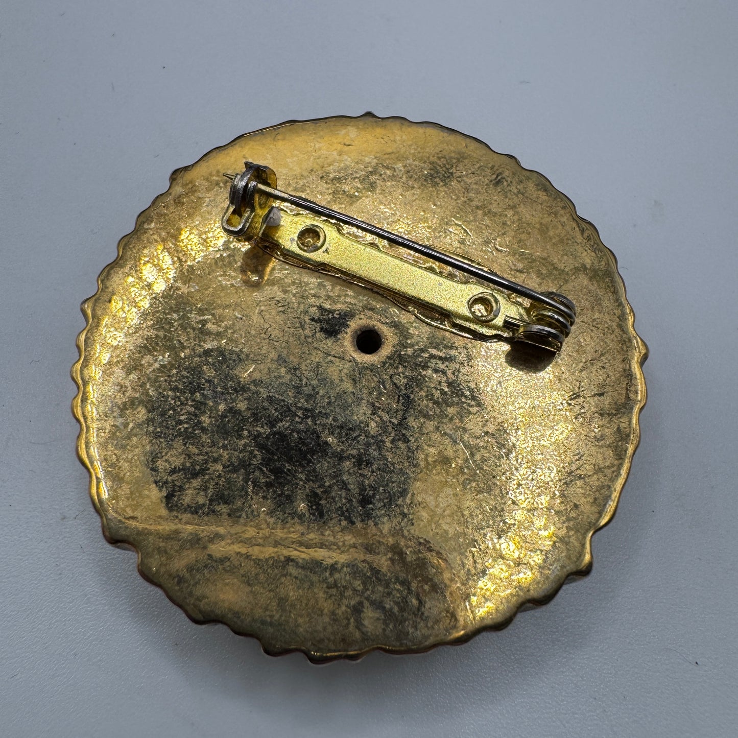 Broche vintage - plastique métallisé doré et lucite
