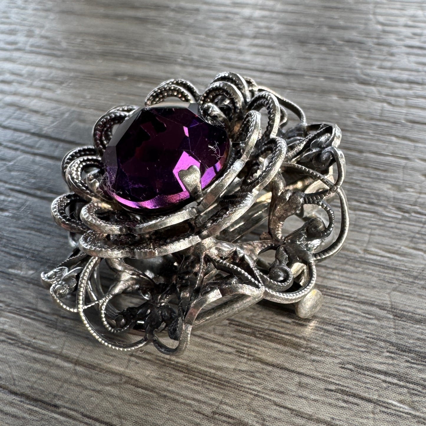 Broche ancienne pince à foulard en métal argente et verroterie