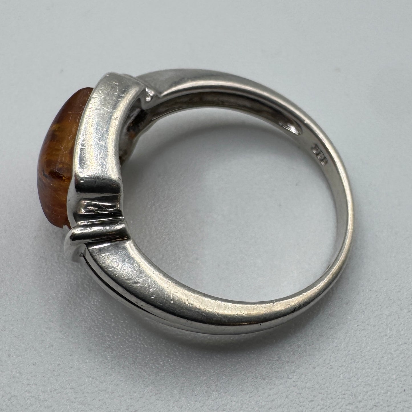 Bague en argent et ambre