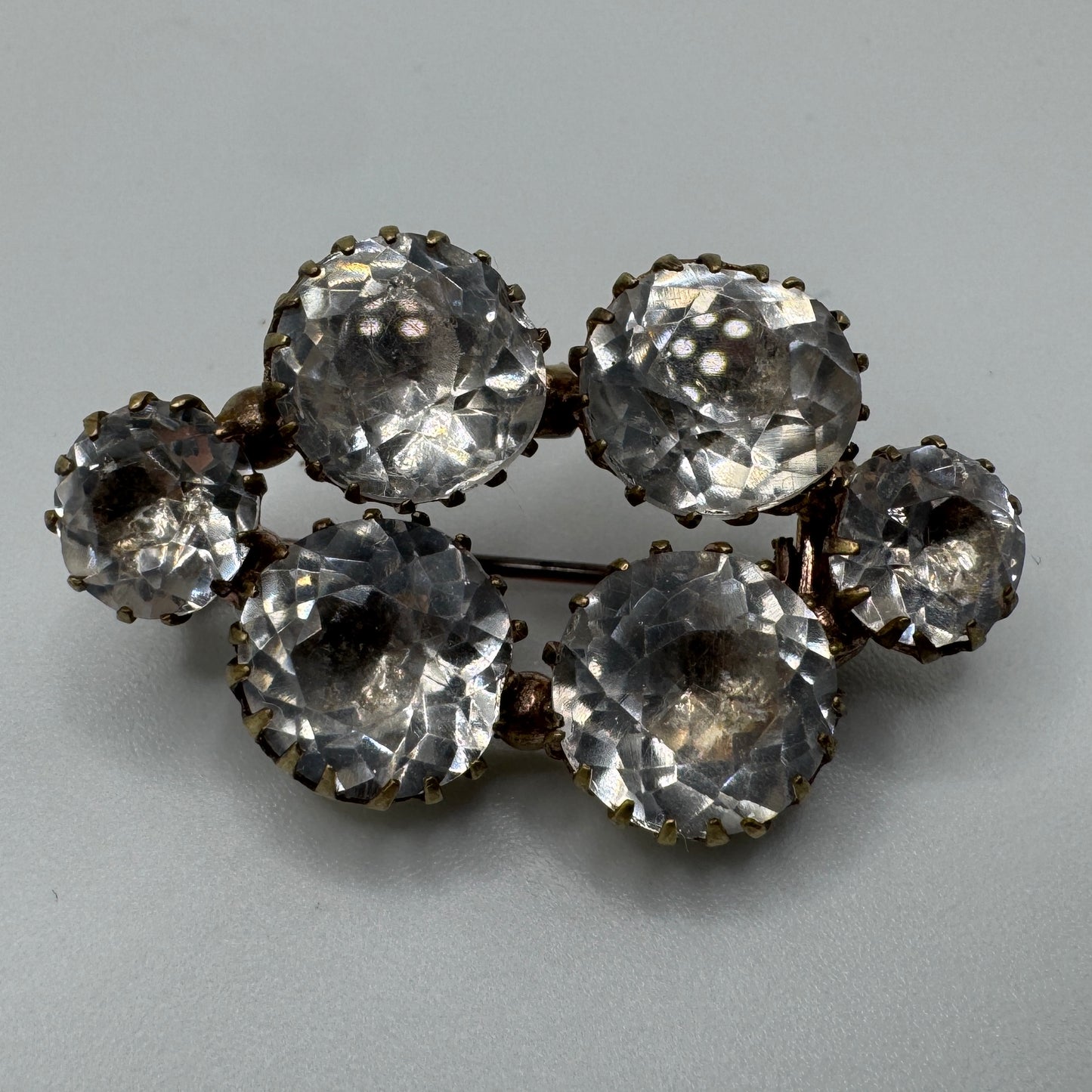 Broche ancienne - bronze et verroterie