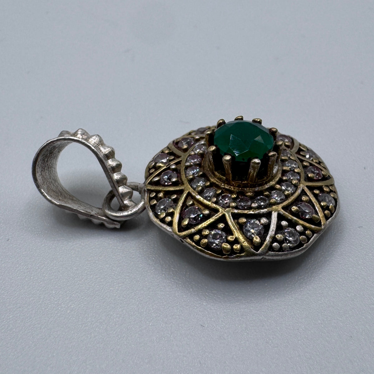 Superbe Pendentif en métal argenté et pierre
