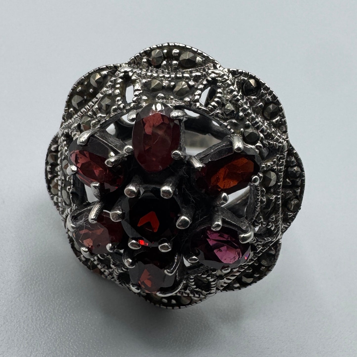 Grosse bague en argent et grenats