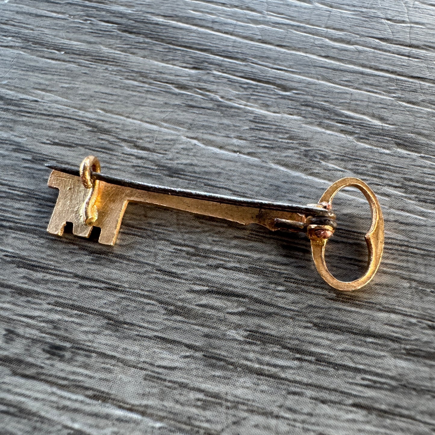 Broche ancienne « clé » - bronze
