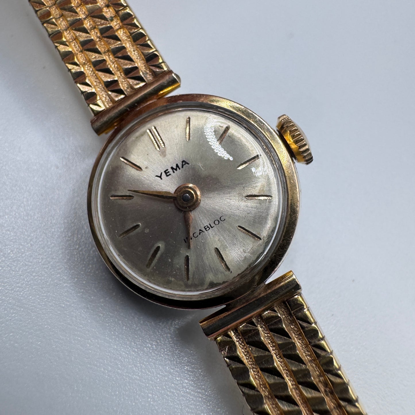 Montre bracelet mécanique de femme ancienne YEMA - plaqué or