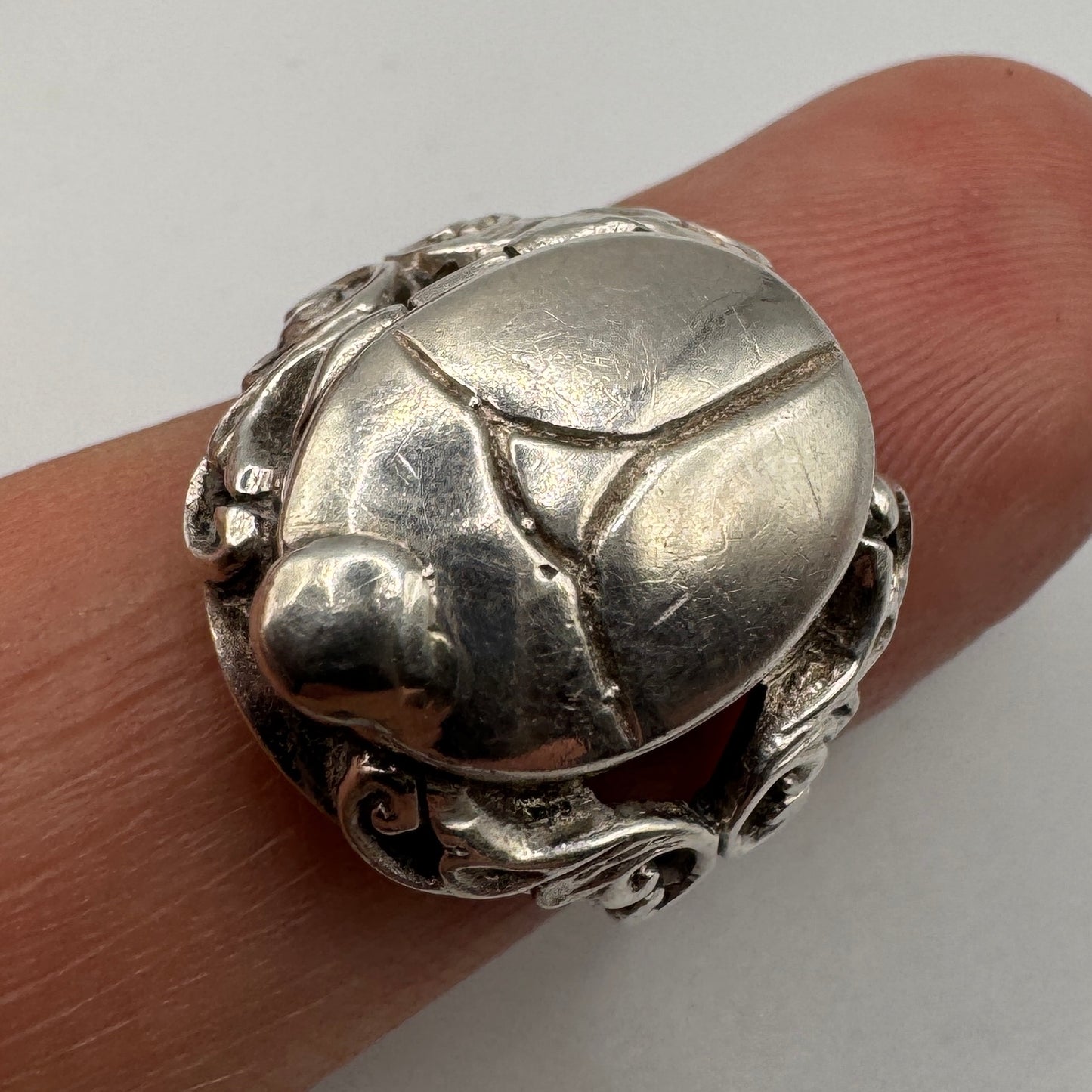 Bague à poison en argent motif scarabée