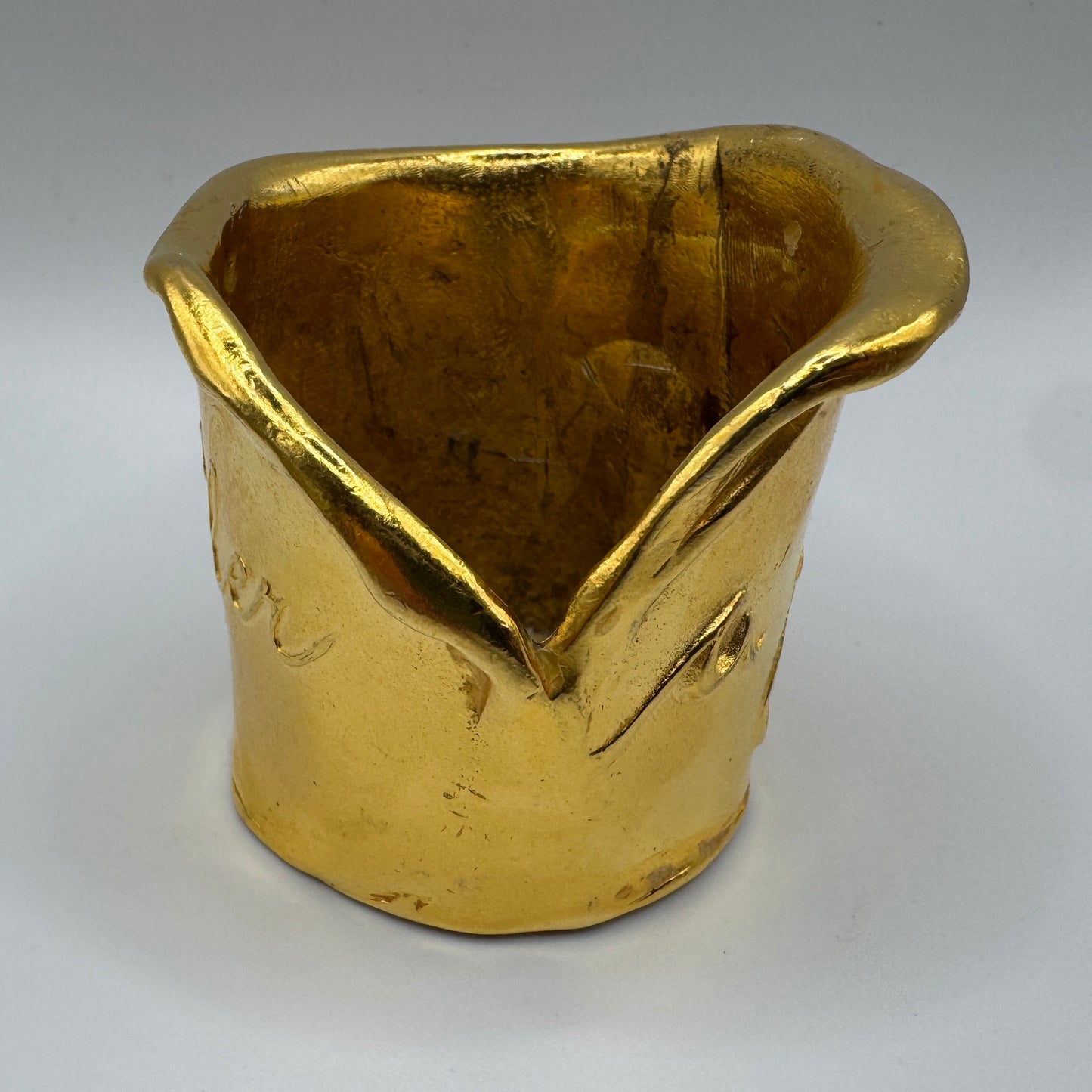 Petit pot artistique Donna Karan - métal doré