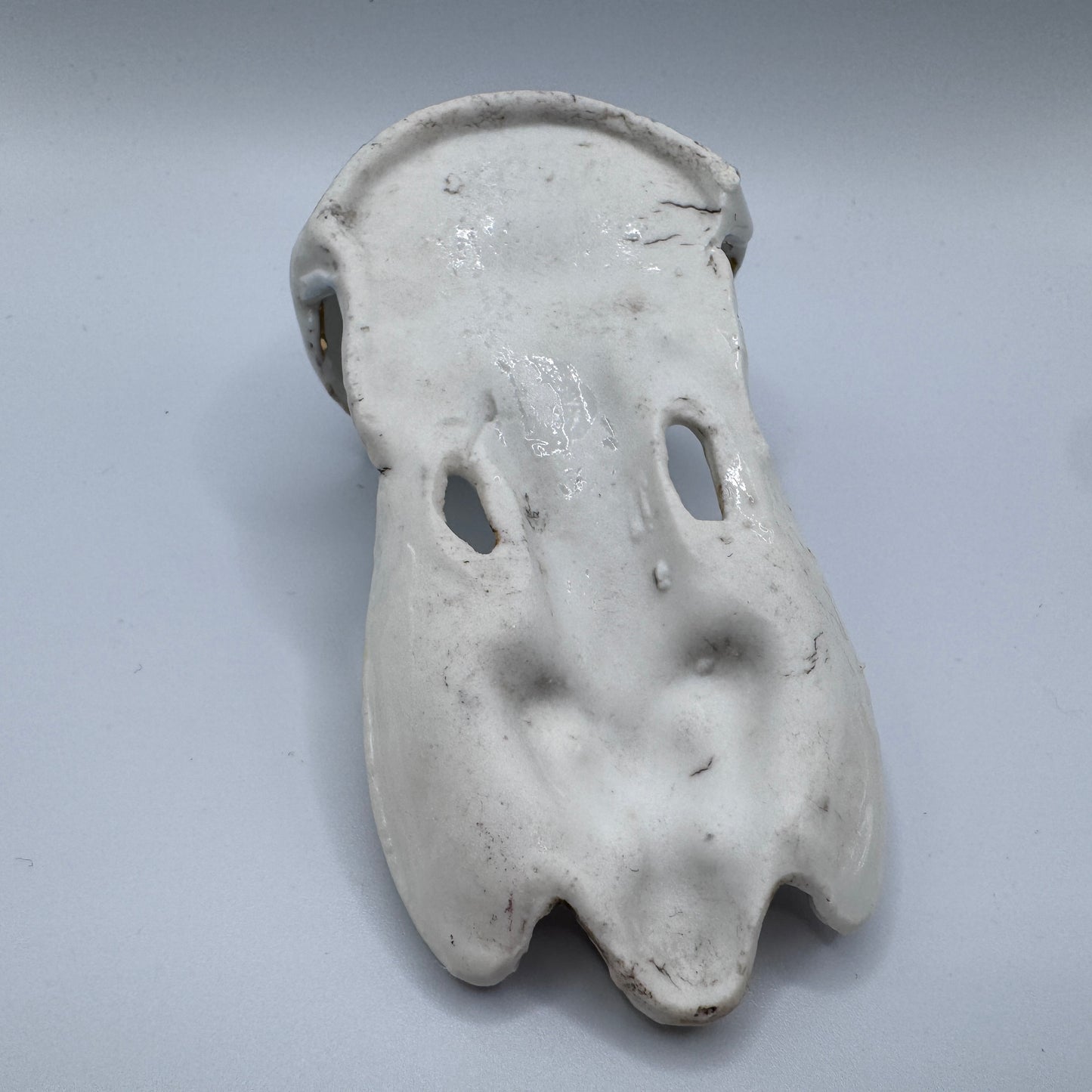 Petite sculpture religieuse ancienne en biscuit polychrome - bénitier ange gardien