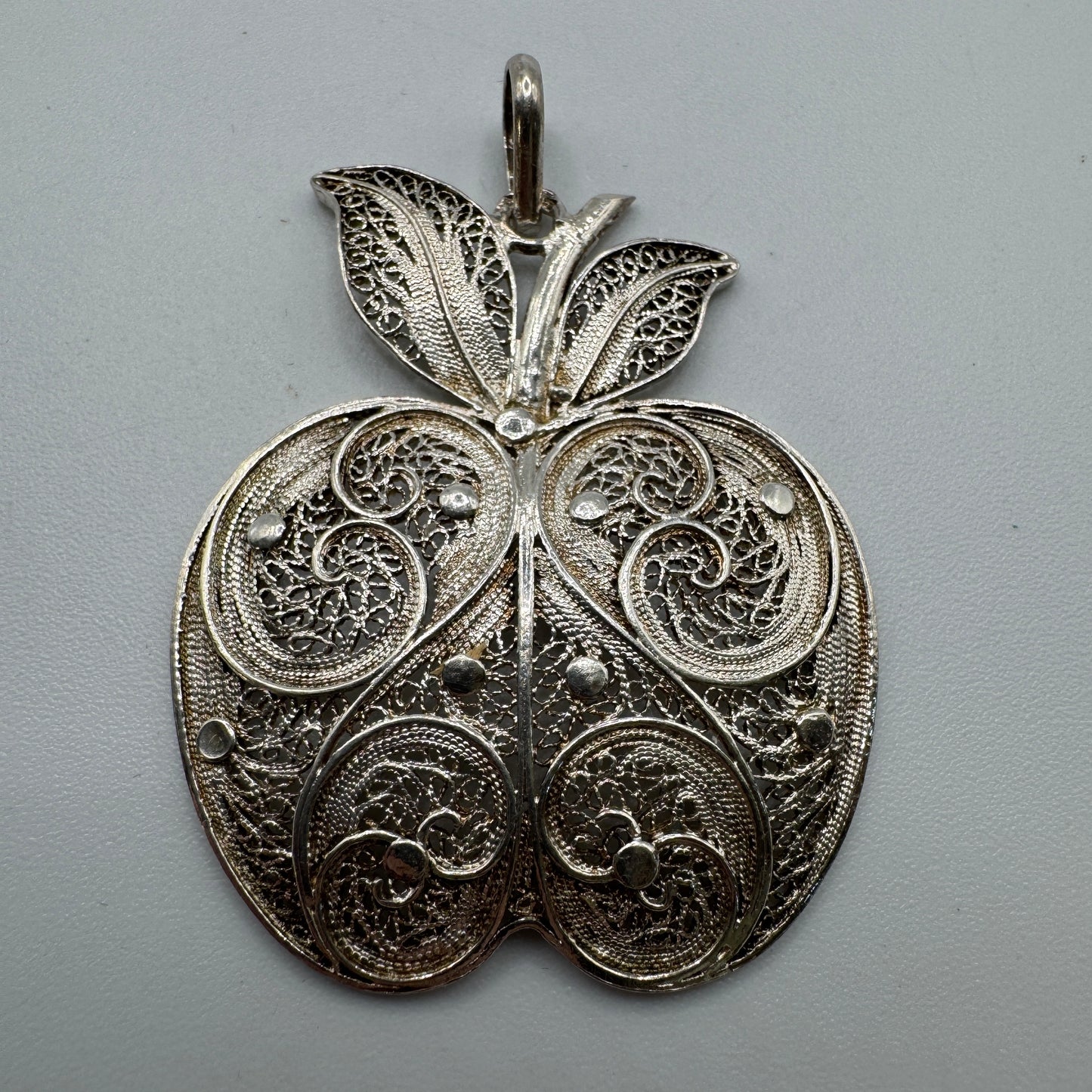 Superbe Pendentif ancien en argent filigrané - « pomme »