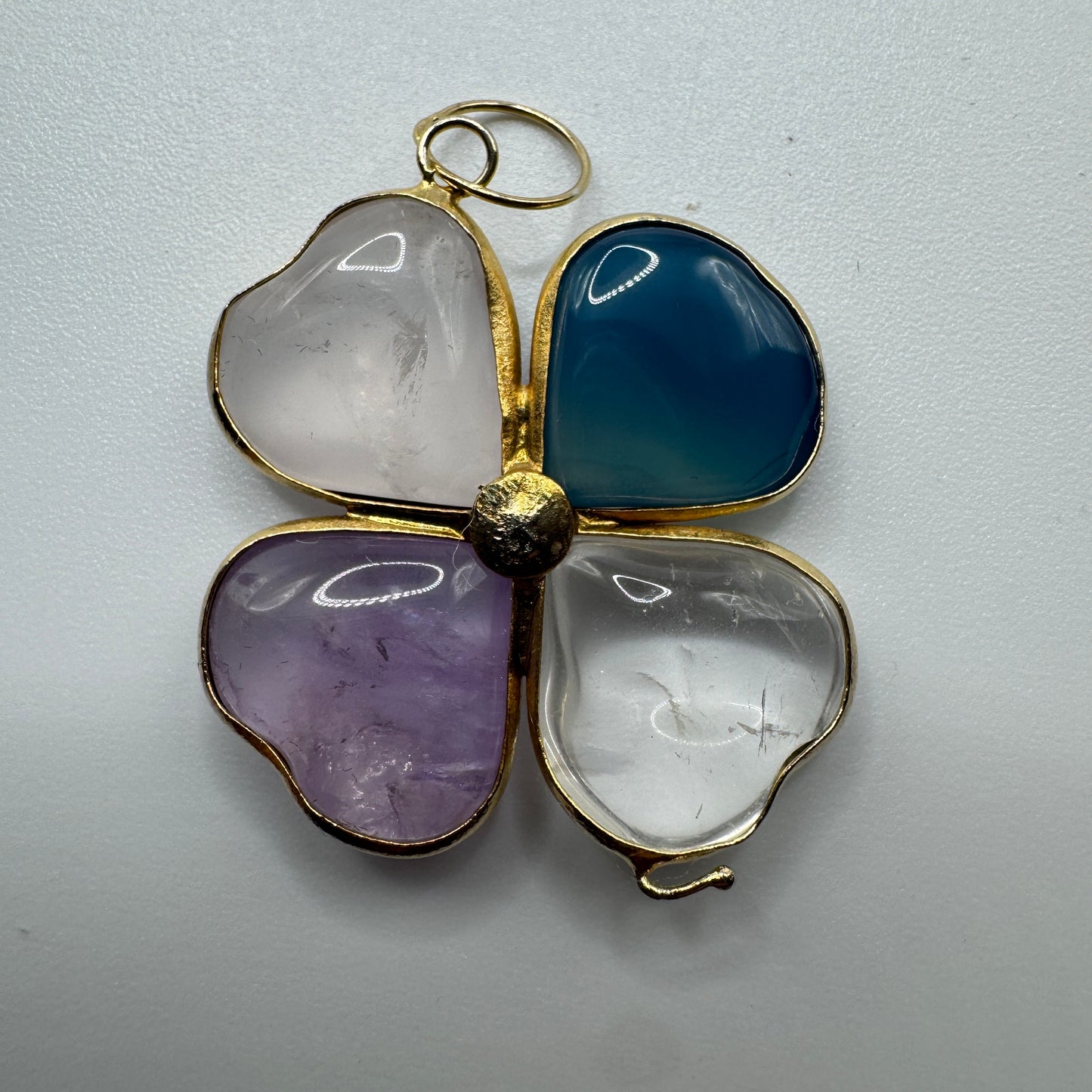 Pendentif vintage « trèfle à 4 feuilles » - métal doré et pierres