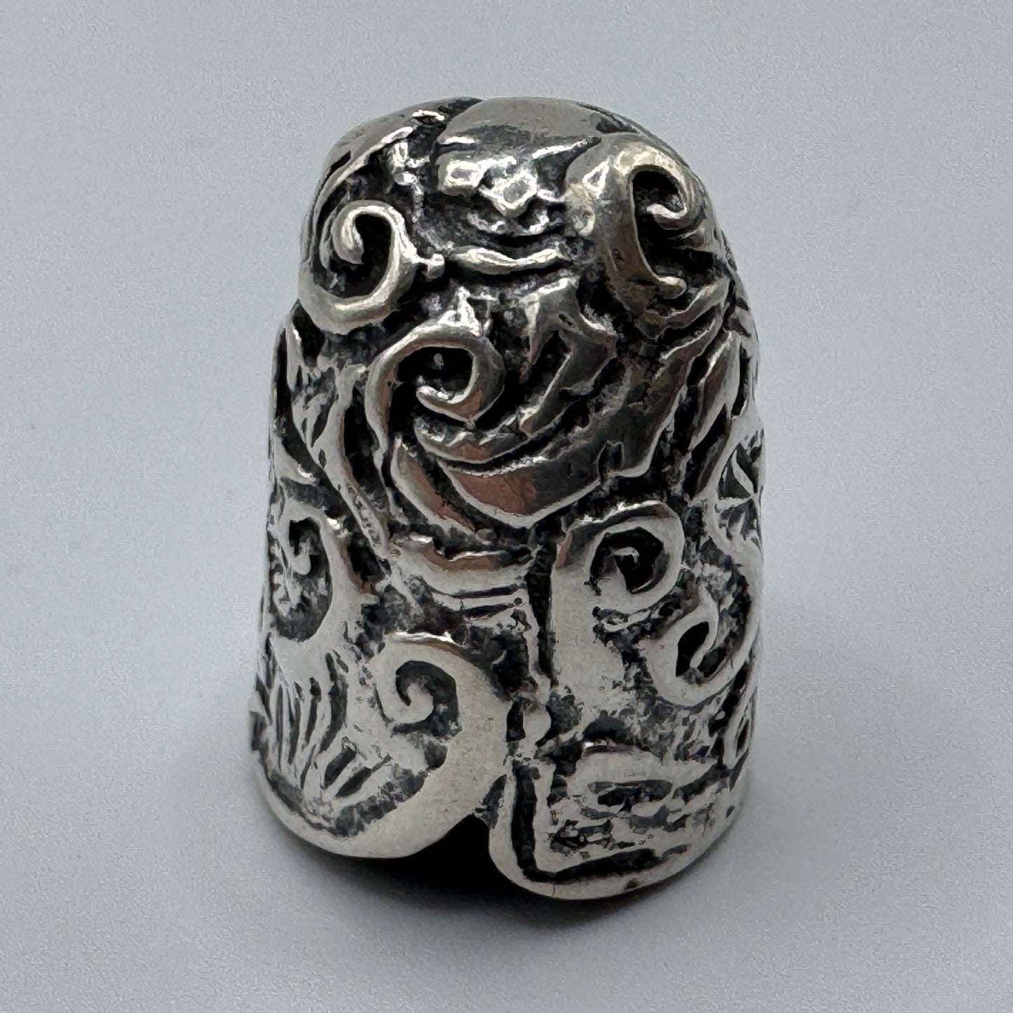 Superbe Dé à coudre Ancien en argent « gorgone Méduse »