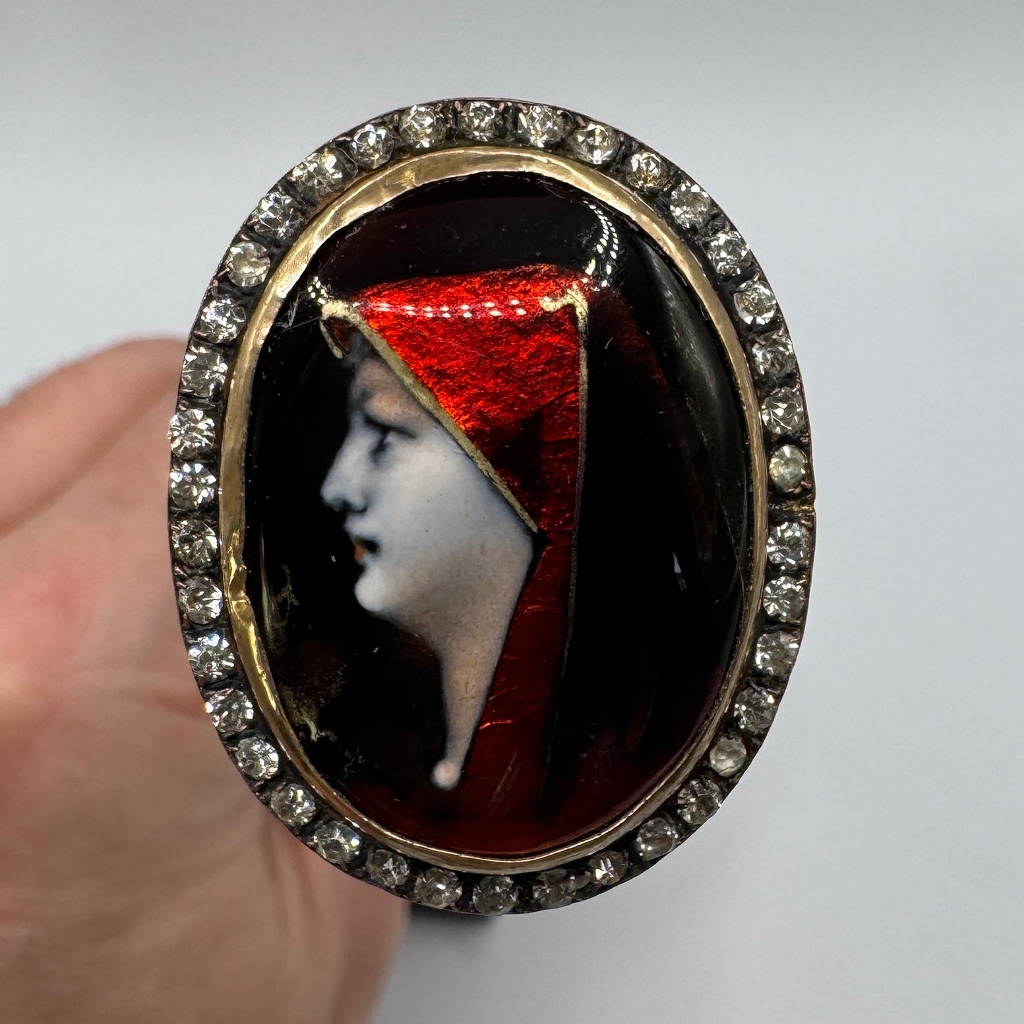 Epingle à chapeau ancienne en émail de Limoges- profil féminin-vers 1900