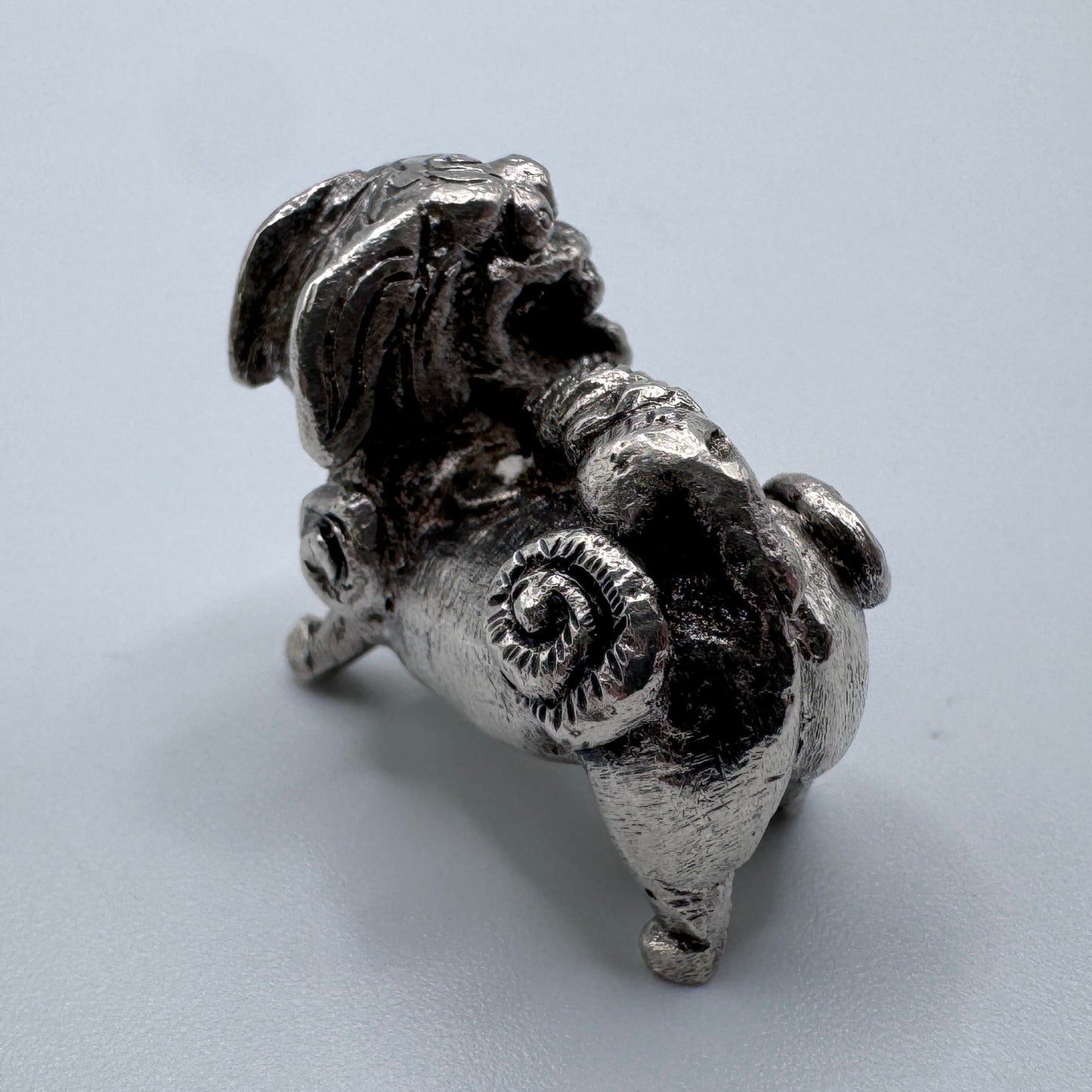 Petite Sculpture Chinoise en argent massif  « chien de Fô »