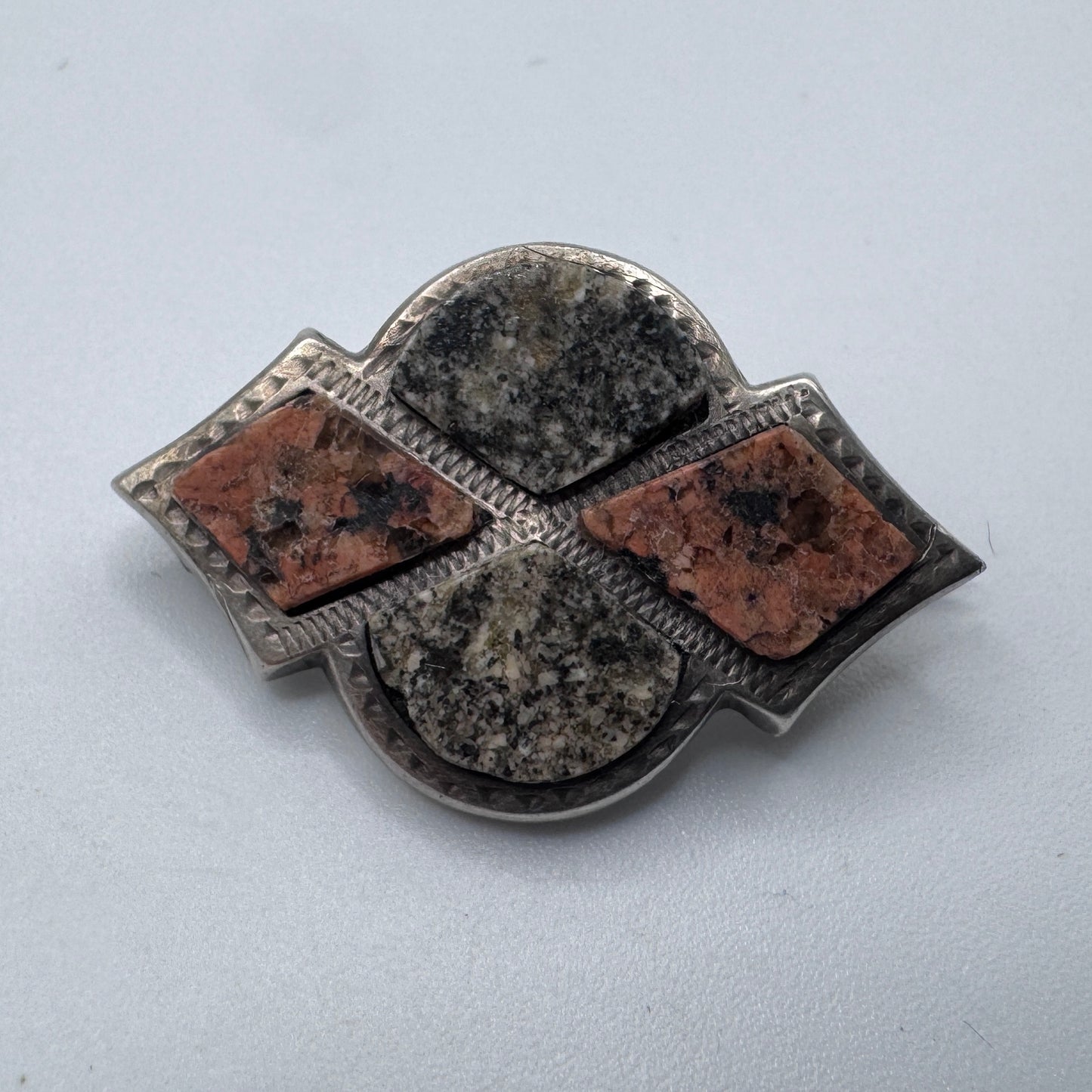Broche ancienne en argent et pierres polies