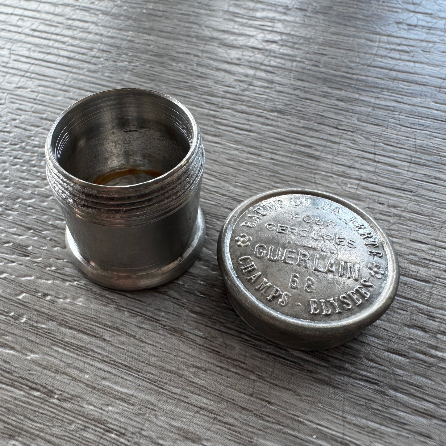 Rare boîte Ancienne GUERLAIN - « baume de la Ferté »