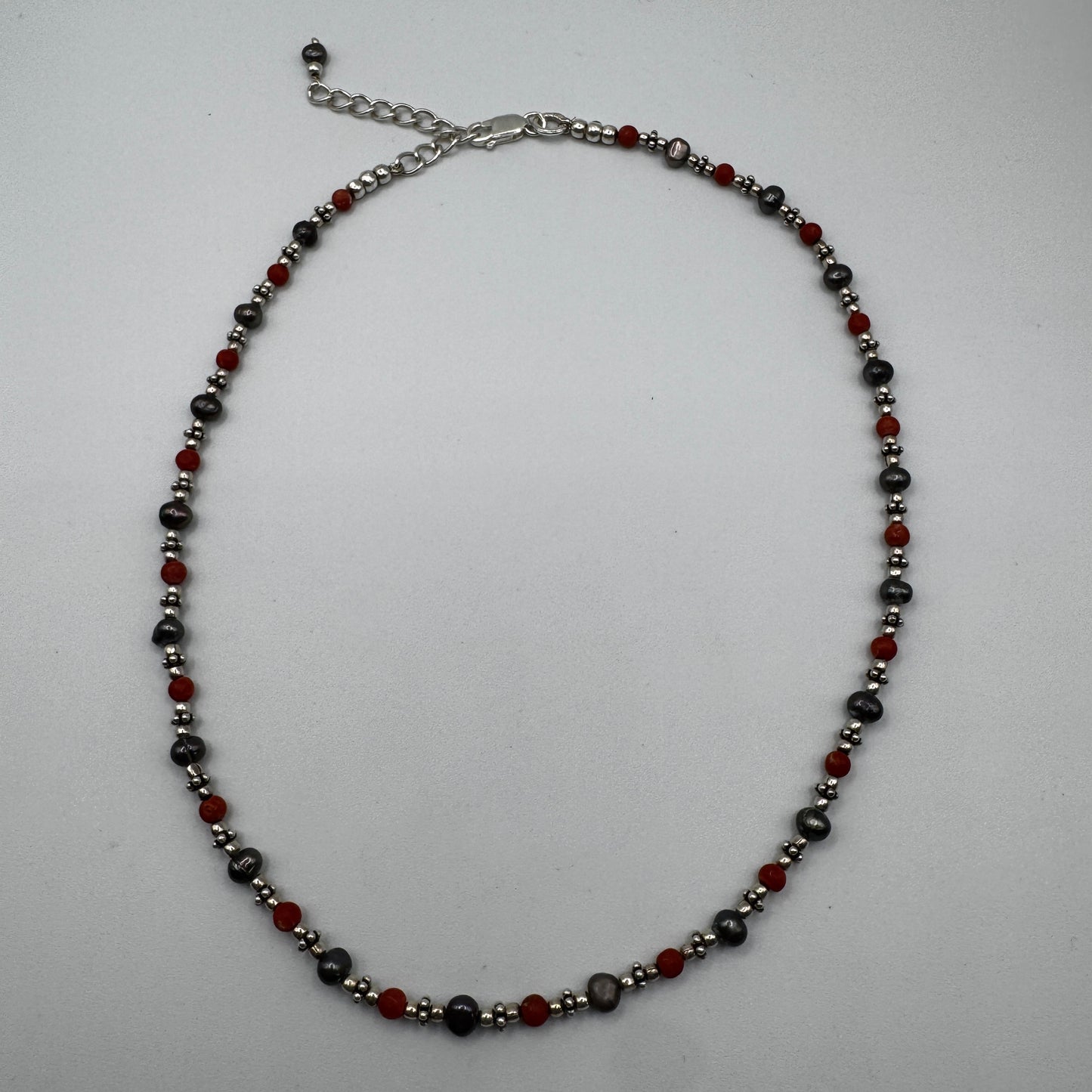 chaîne en argent, corail et perles