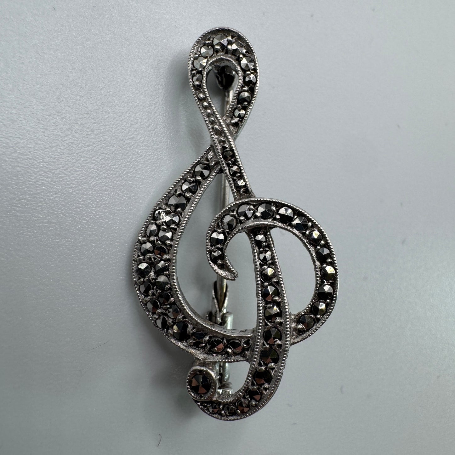 Broche ancienne en argent et marcassites - « clé de sol »