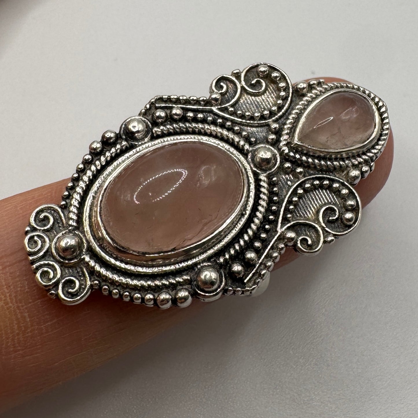 Grosse bague en argent et quartz rose