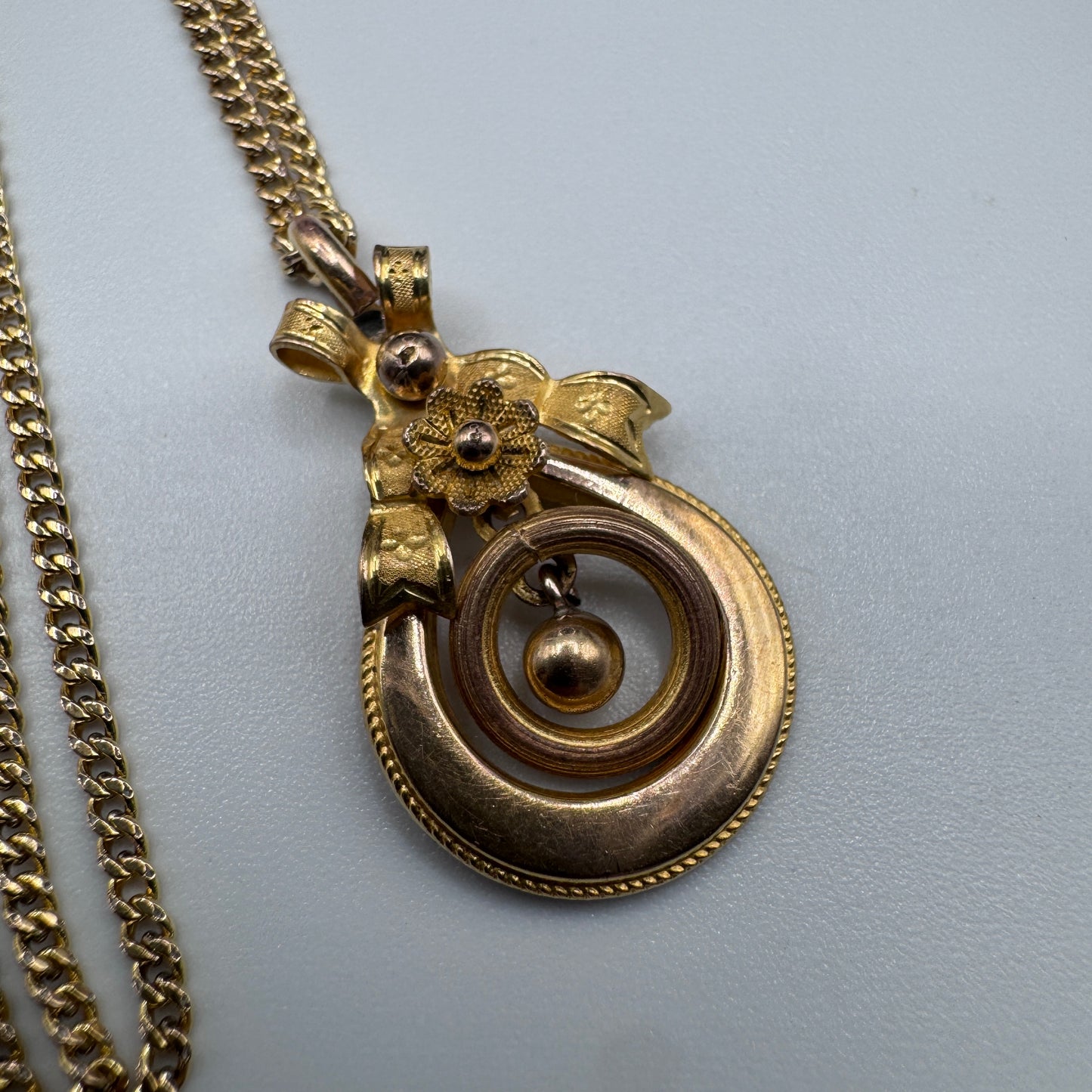 Pendentif avec chaîne ancien Art Deco - plaque or