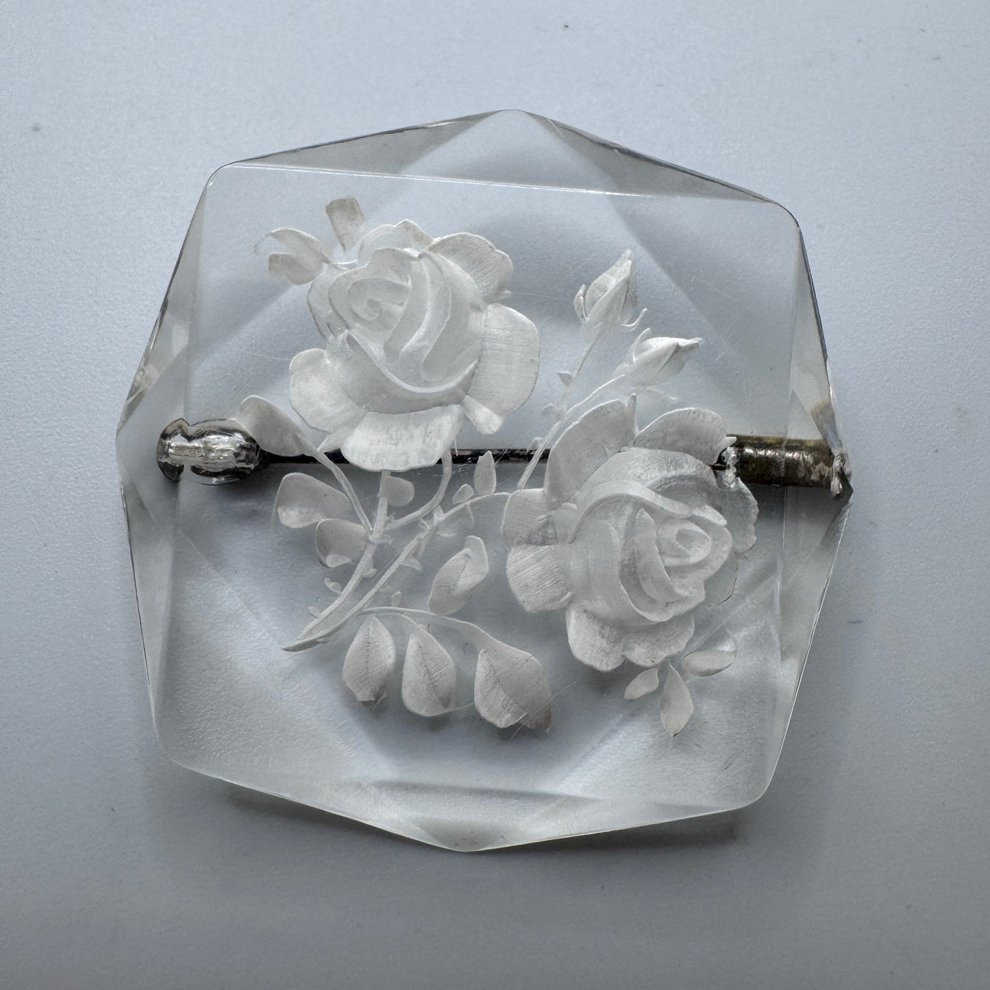 Broche ancienne en Lucite « décor floral »
