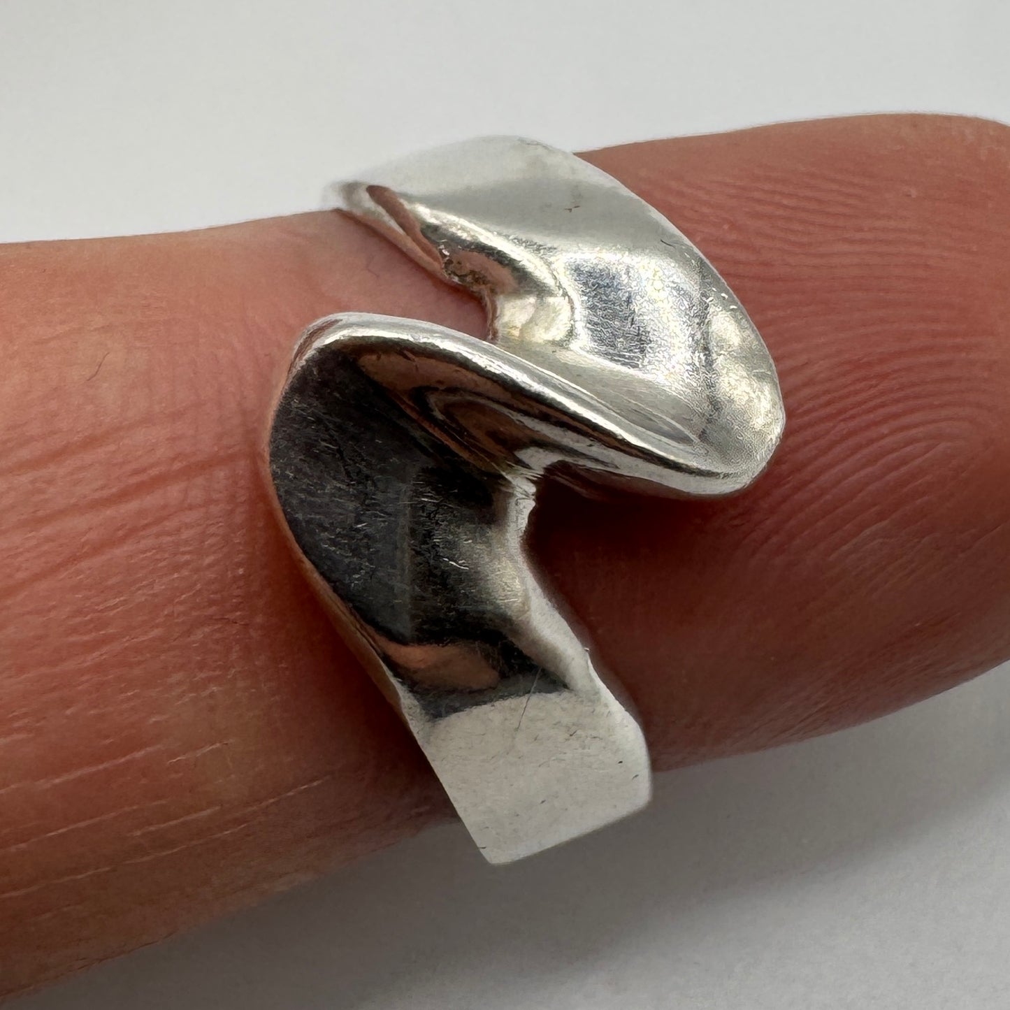 Bague en argent motif moderniste