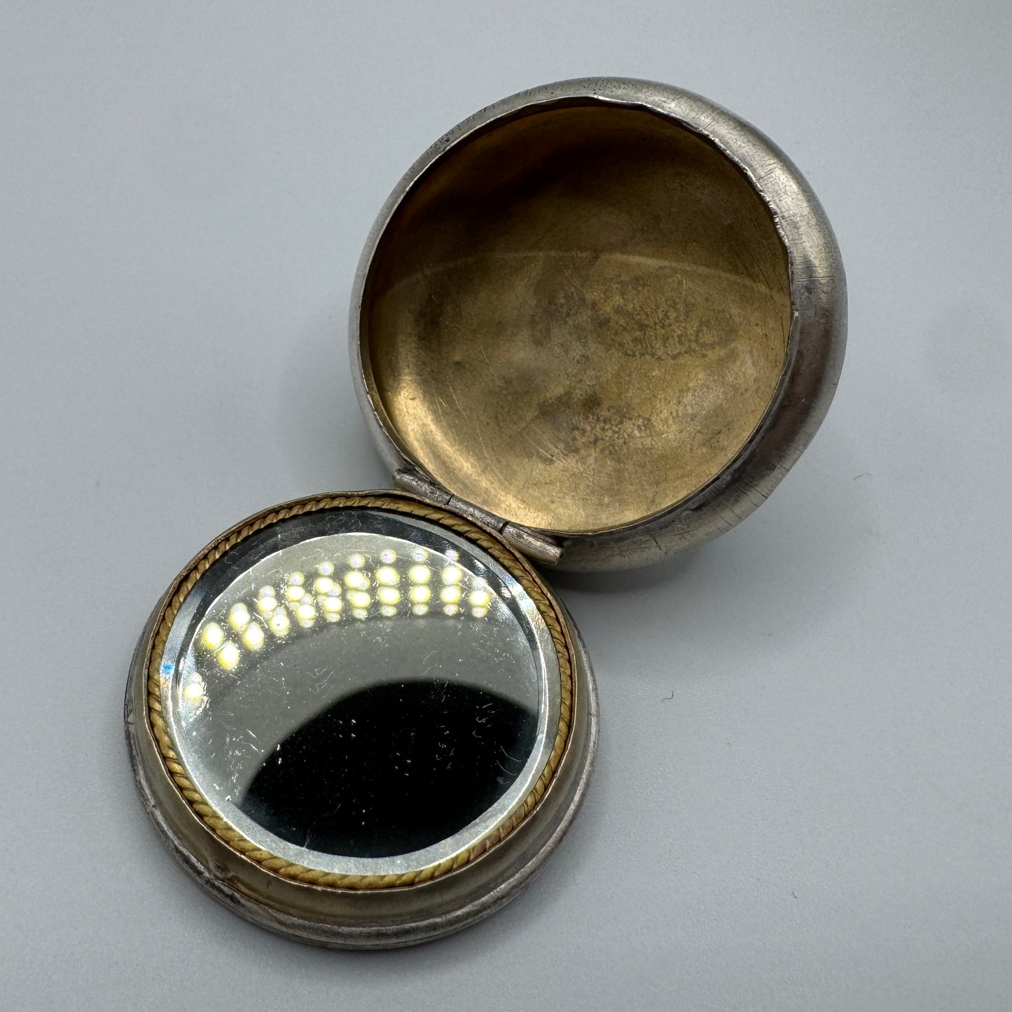 Petite boîte ancienne poudrier Art Nouveau