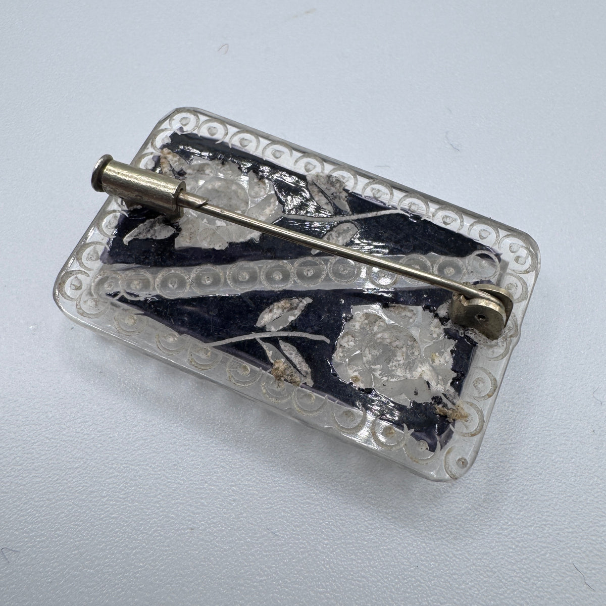Broche ancienne en Lucite « décor floral »