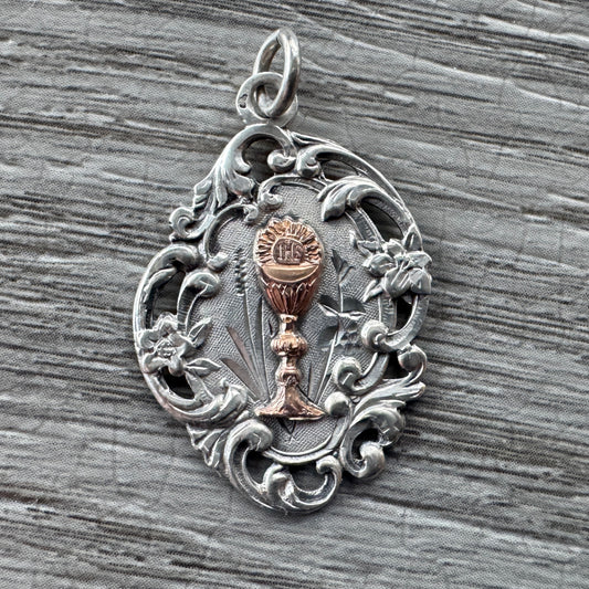 Médaille religieuse ancienne en argent et vermeil « calice »