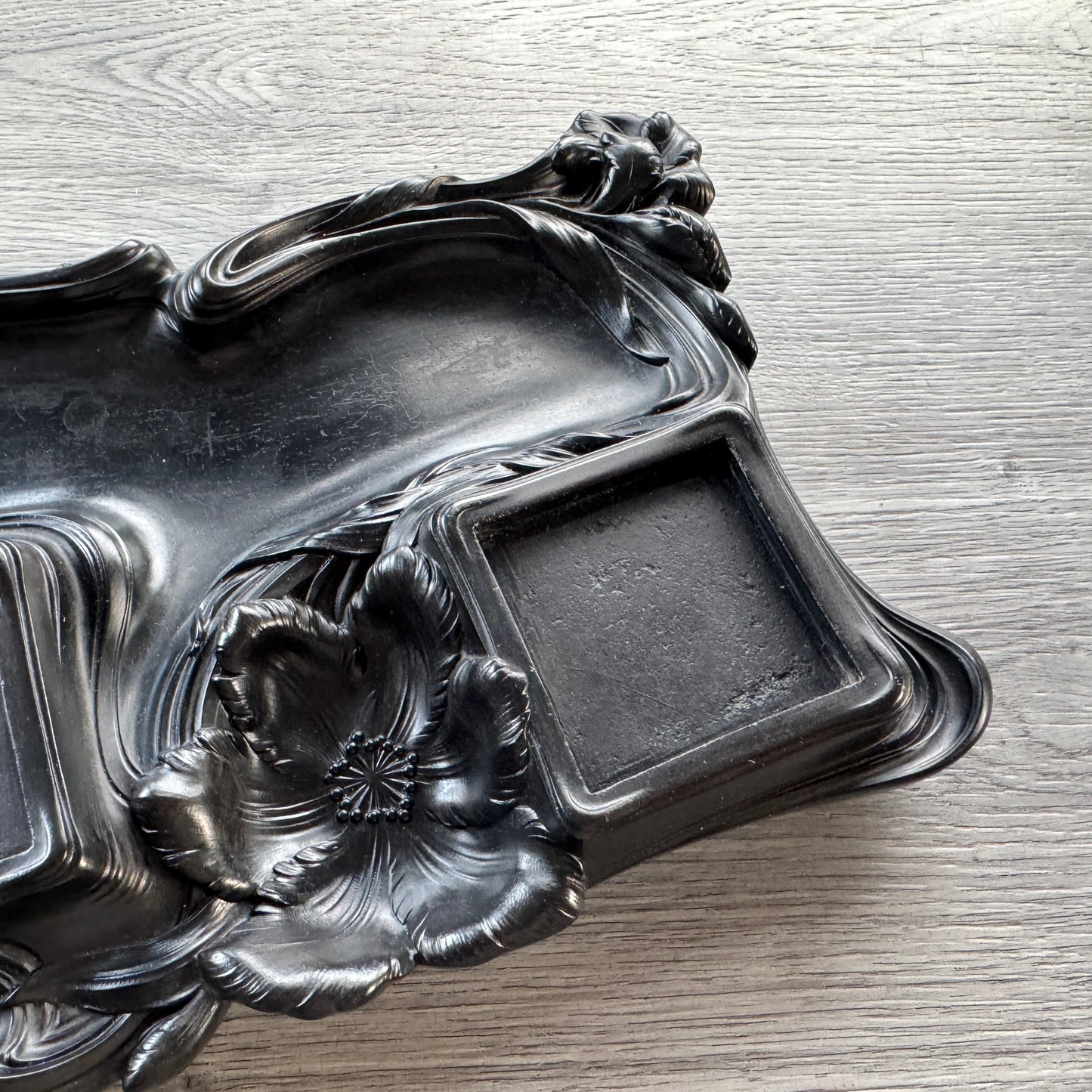 Sculpture en gutta-percha - base d’encrier Art Nouveau